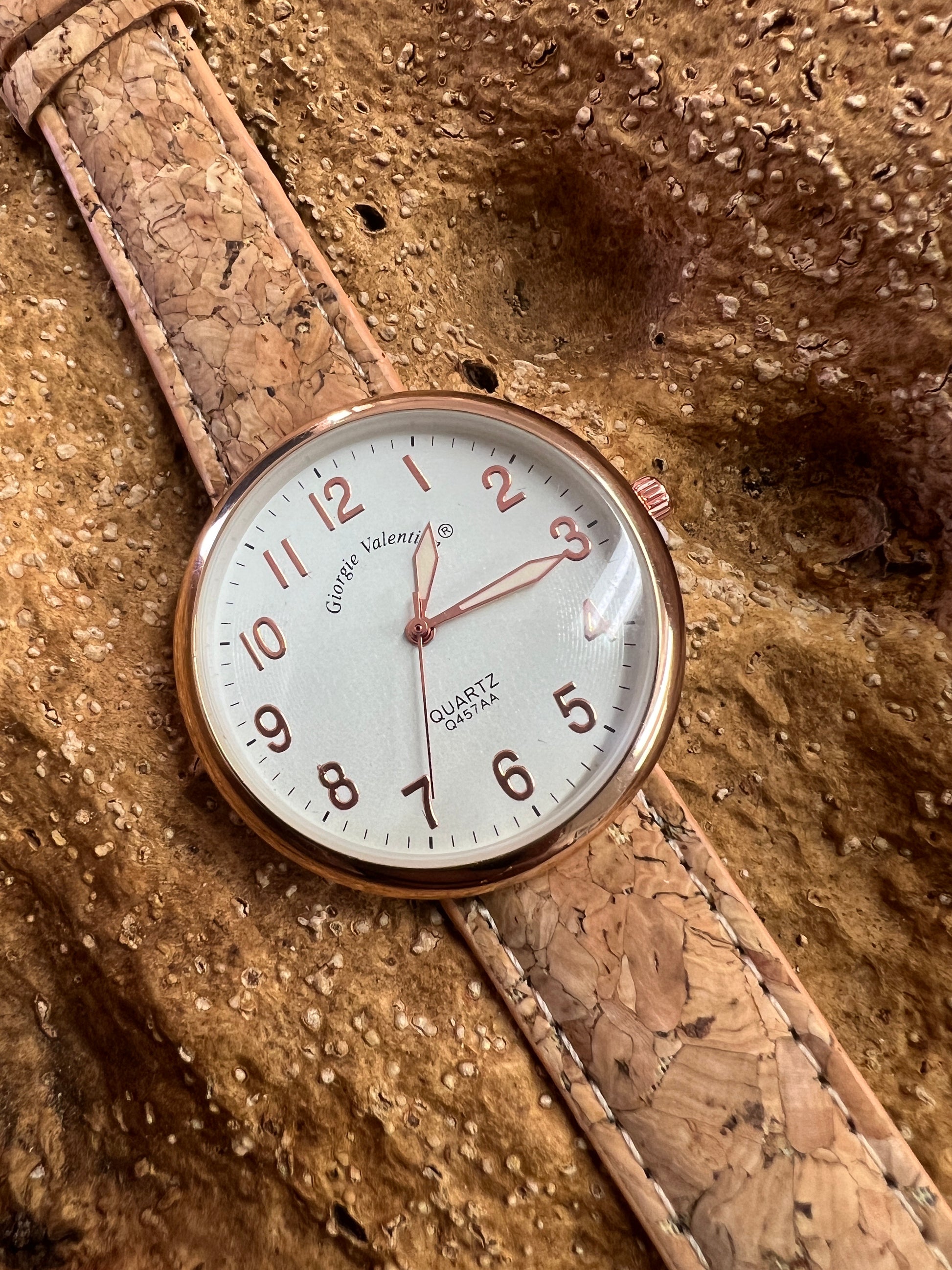 La montre avec bracelet en liège et cadran Rose Gold est une combinaison élégante de style et de durabilité. Le bracelet en liège naturel offre une sensation douce et agréable au poignet, tout en étant respectueux de l'environnement.