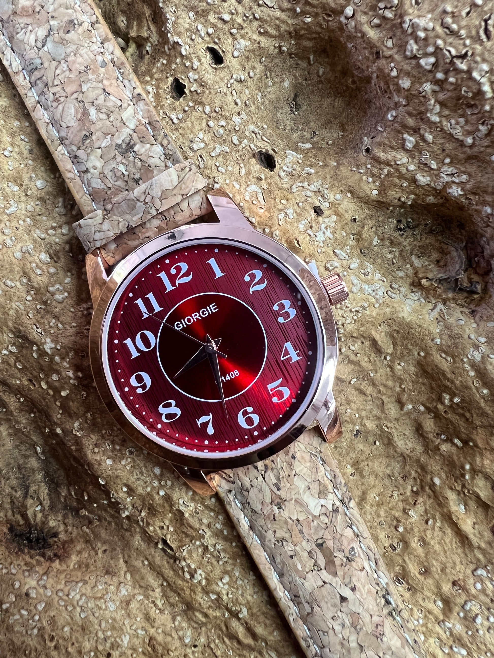 La montre avec bracelet en liège et cadran Rose Gold est une combinaison élégante de style et de durabilité. Le bracelet en liège naturel offre une sensation douce et agréable au poignet, tout en étant respectueux de l'environnement.