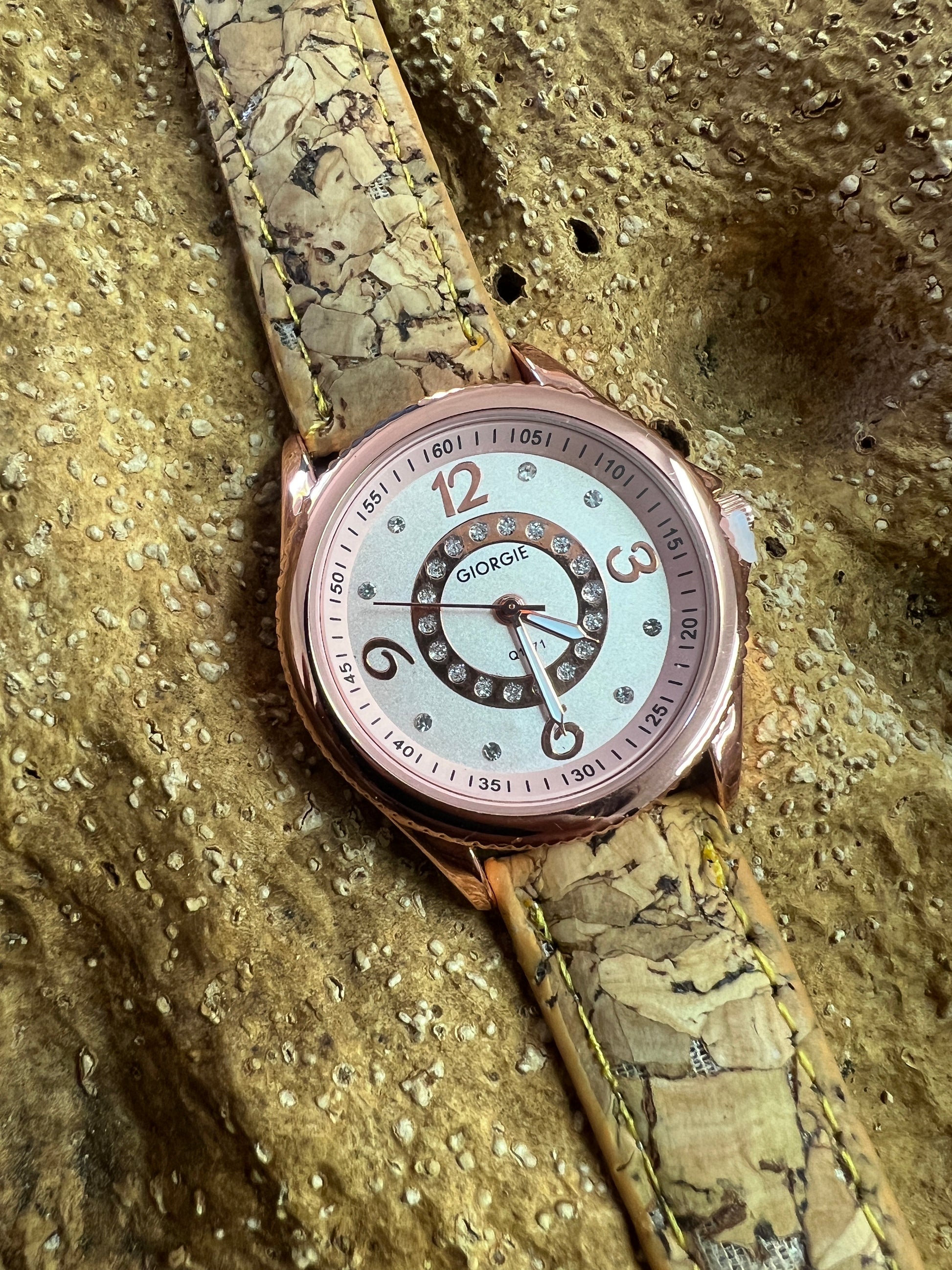 La montre avec bracelet en liège et cadran Rose Gold est une combinaison élégante de style et de durabilité. Le bracelet en liège naturel offre une sensation douce et agréable au poignet, tout en étant respectueux de l'environnement. Le cadran rose doré ajoute une touche de sophistication et de glamour à l'ensemble. 