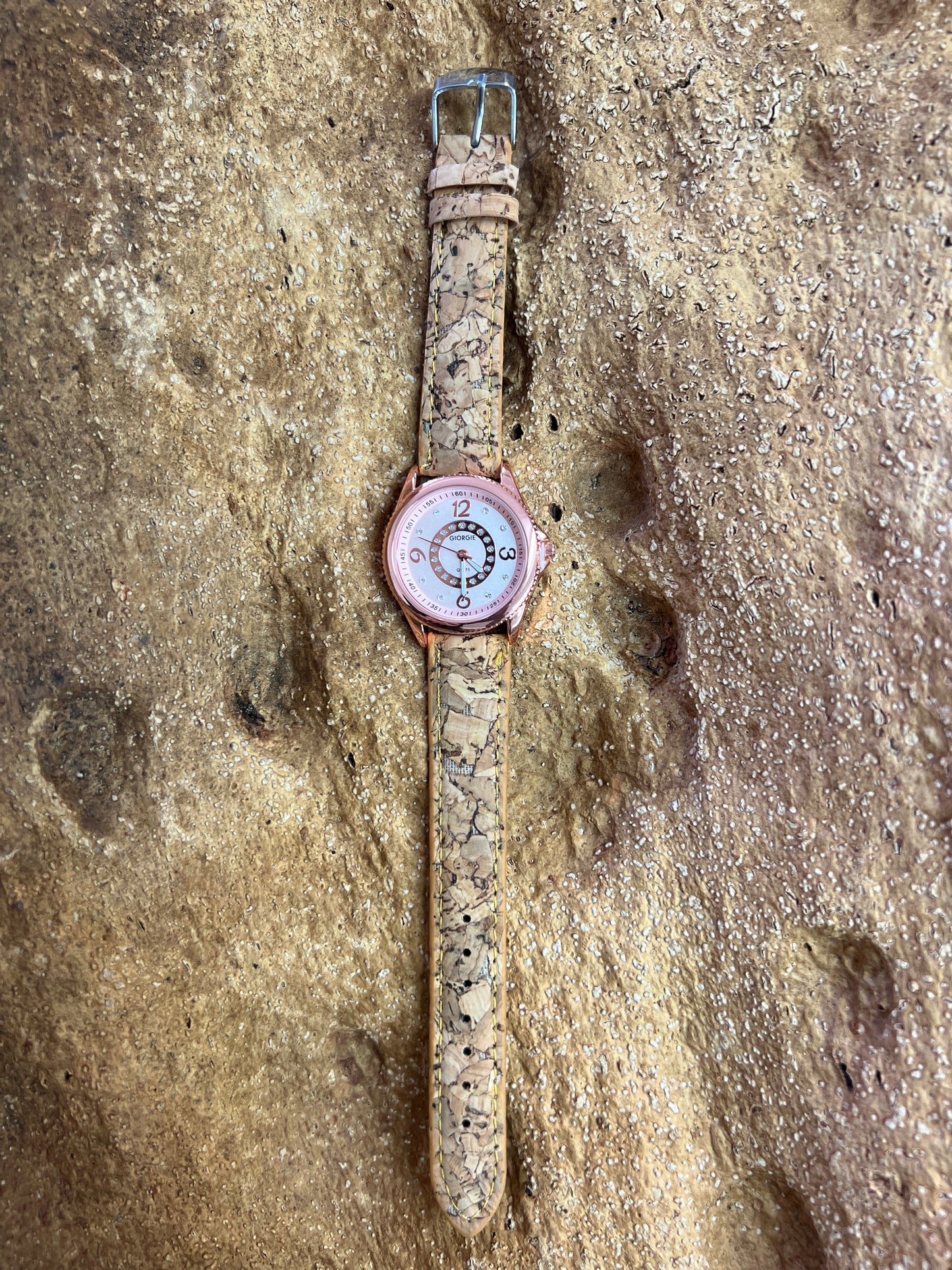 La montre avec bracelet en liège et cadran Rose Gold est une combinaison élégante de style et de durabilité. Le bracelet en liège naturel offre une sensation douce et agréable au poignet, tout en étant respectueux de l'environnement. Le cadran rose doré ajoute une touche de sophistication et de glamour à l'ensemble. 