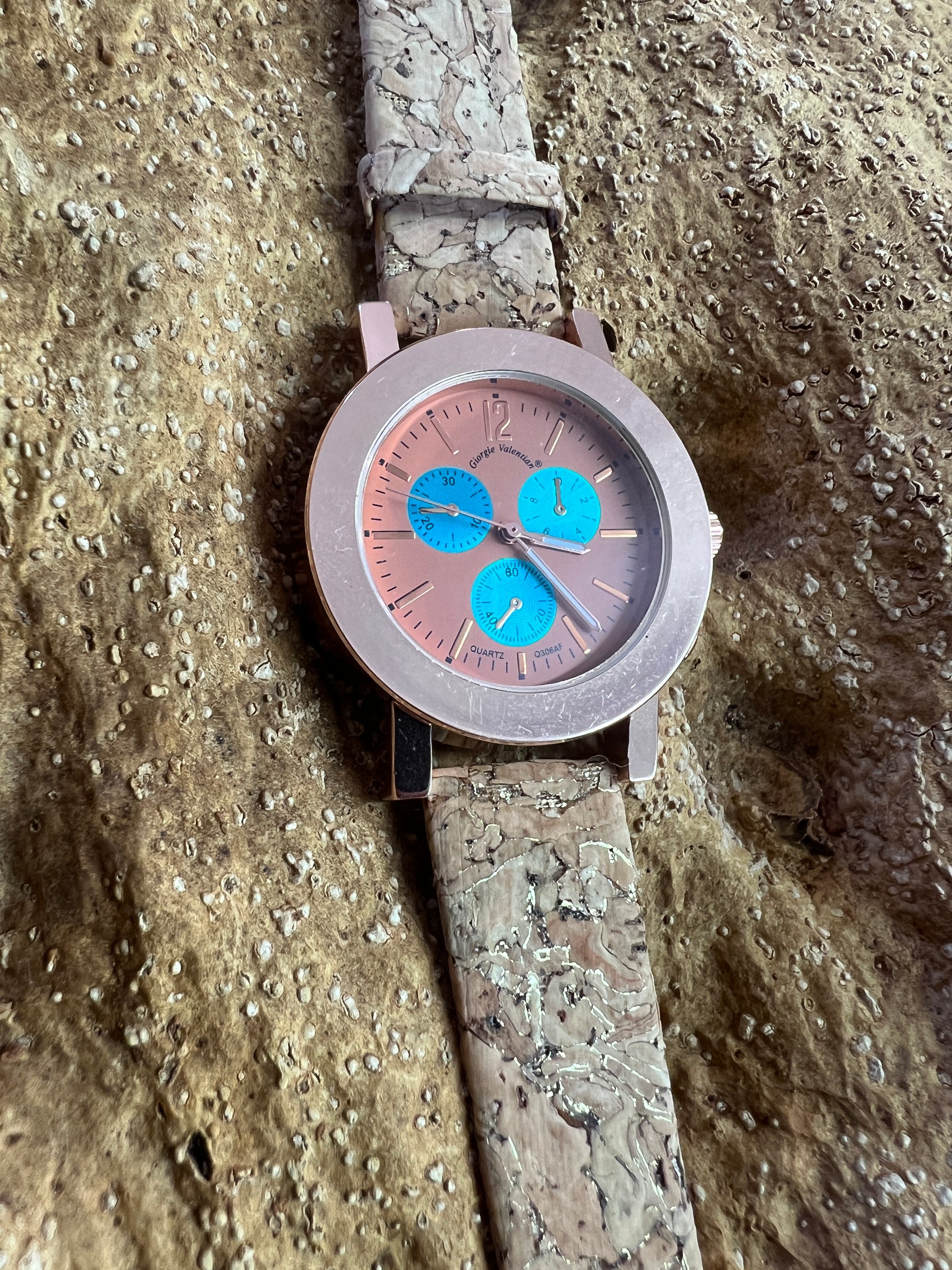 La montre avec bracelet en liège et cadran Rose Gold est une combinaison élégante de style et de durabilité. Le bracelet en liège naturel offre une sensation douce et agréable au poignet, tout en étant respectueux de l'environnement