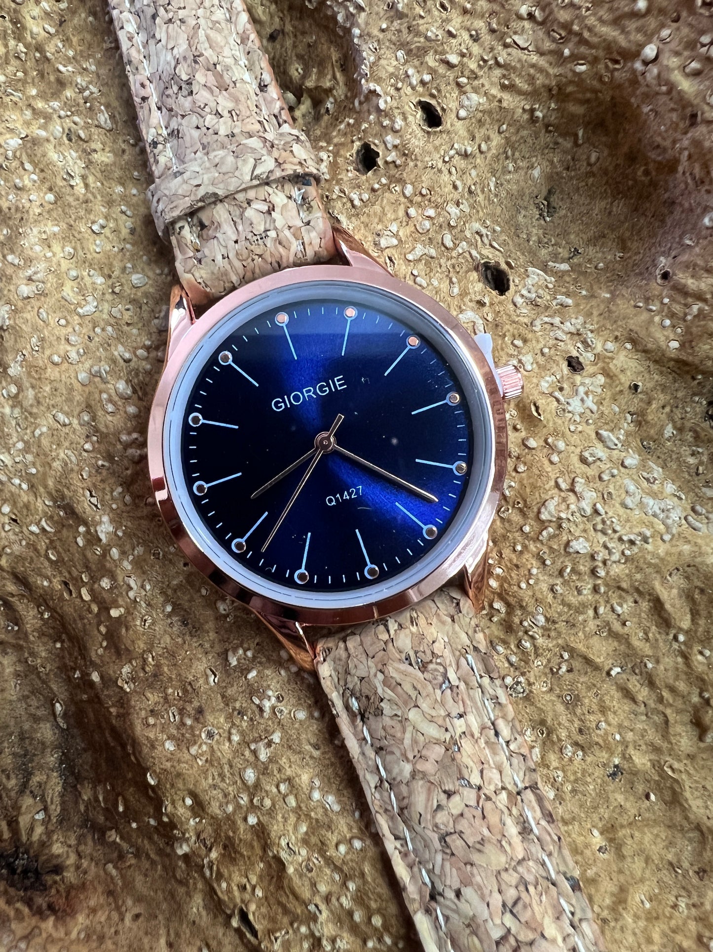 La montre avec bracelet en liège et cadran Rose Gold est une combinaison élégante de style et de durabilité. Le bracelet en liège naturel offre une sensation douce et agréable au poignet, tout en étant respectueux de l'environnement.