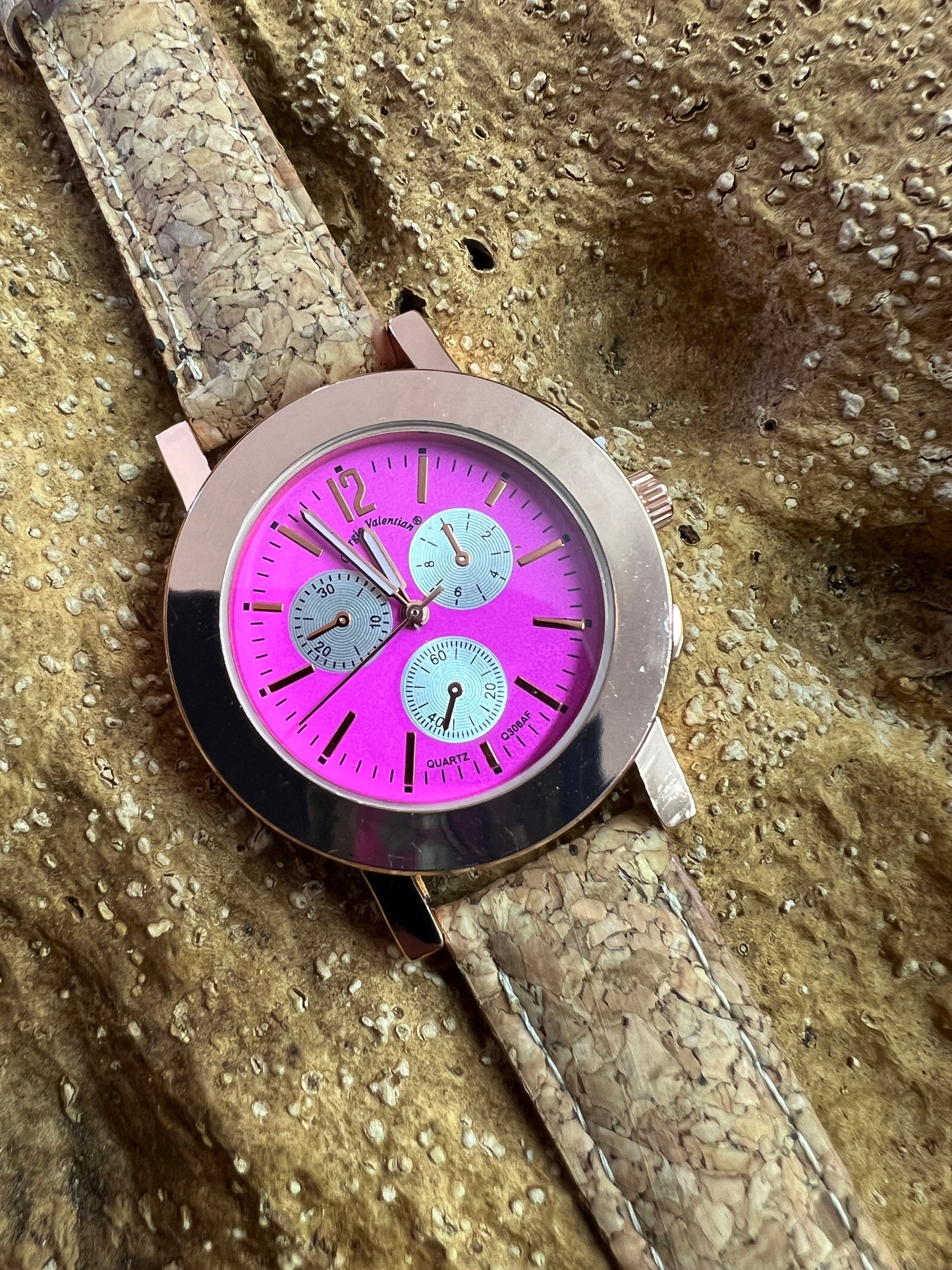 La montre avec bracelet en liège et cadran Rose Gold est une combinaison élégante de style et de durabilité. Le bracelet en liège naturel offre une sensation douce et agréable au poignet, tout en étant respectueux de l'environnement. Le cadran rose doré ajoute une touche de sophistication et de glamour à l'ensemble. 