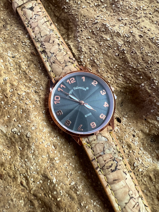 La montre avec bracelet en liège et cadran Rose Gold est une combinaison élégante de style et de durabilité. Le bracelet en liège naturel offre une sensation douce et agréable au poignet, tout en étant respectueux de l'environnement. 