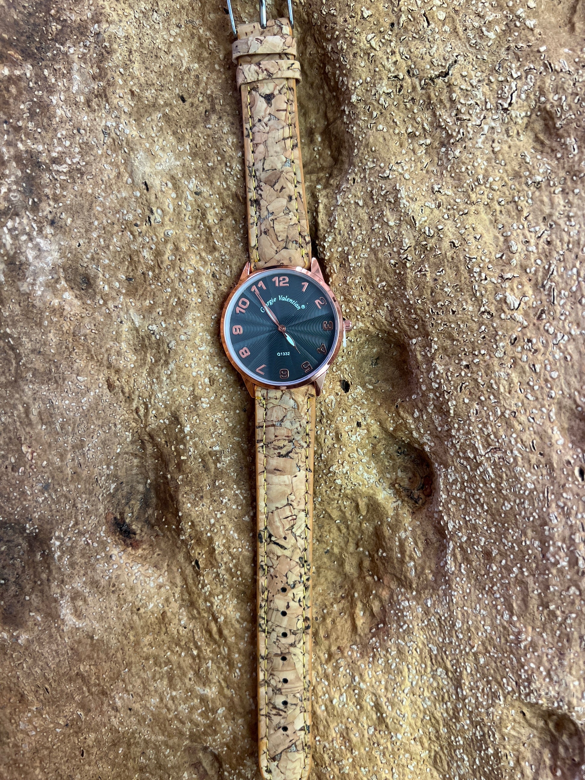 La montre avec bracelet en liège et cadran Rose Gold est une combinaison élégante de style et de durabilité. Le bracelet en liège naturel offre une sensation douce et agréable au poignet, tout en étant respectueux de l'environnement. 