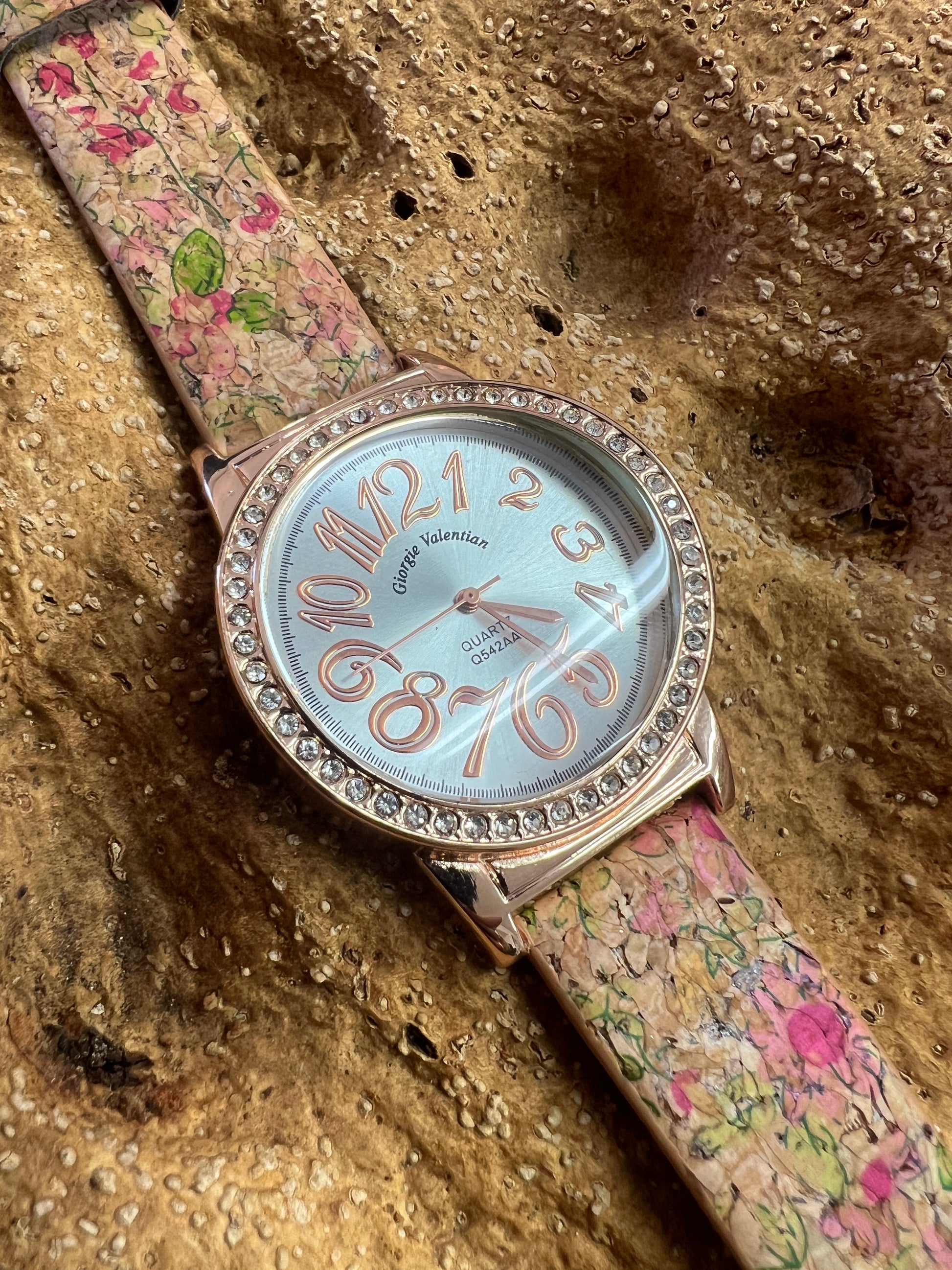 La montre avec bracelet en liège et cadran Rose Gold est une combinaison élégante de style et de durabilité. Le bracelet en liège naturel offre une sensation douce et agréable au poignet, tout en étant respectueux de l'environnement.