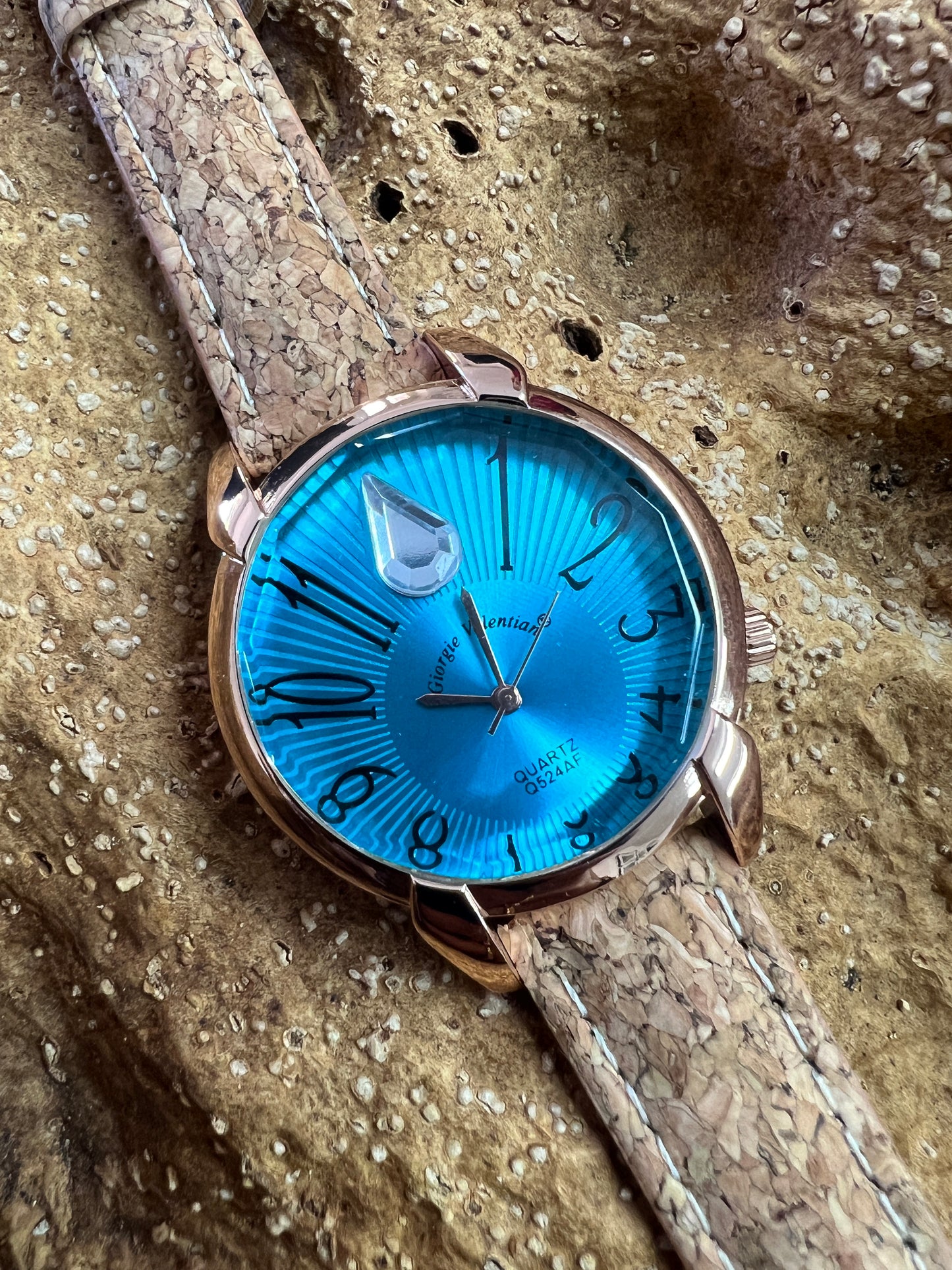 La montre avec bracelet en liège et cadran Rose Gold est une combinaison élégante de style et de durabilité. Le bracelet en liège naturel offre une sensation douce et agréable au poignet, tout en étant respectueux de l'environnement. Le cadran rose doré ajoute une touche de sophistication et de glamour à l'ensemble.