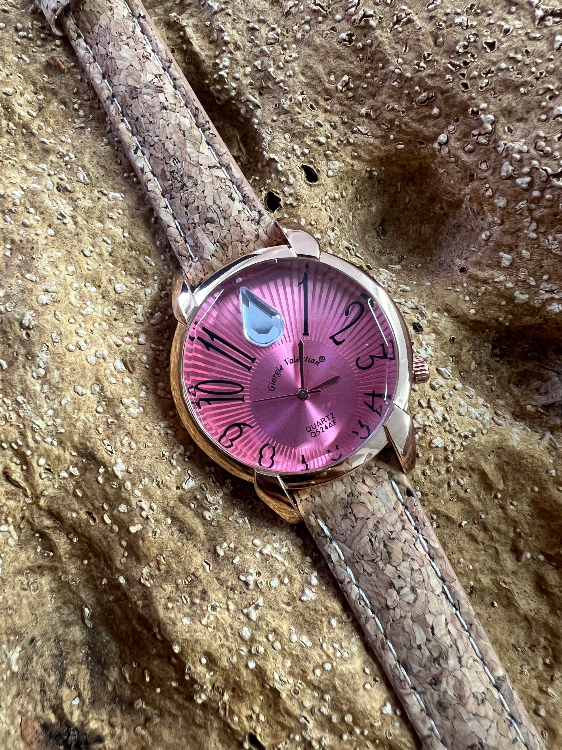 La montre avec bracelet en liège et cadran Rose Gold est une combinaison élégante de style et de durabilité. Le bracelet en liège naturel offre une sensation douce et agréable au poignet, tout en étant respectueux de l'environnement