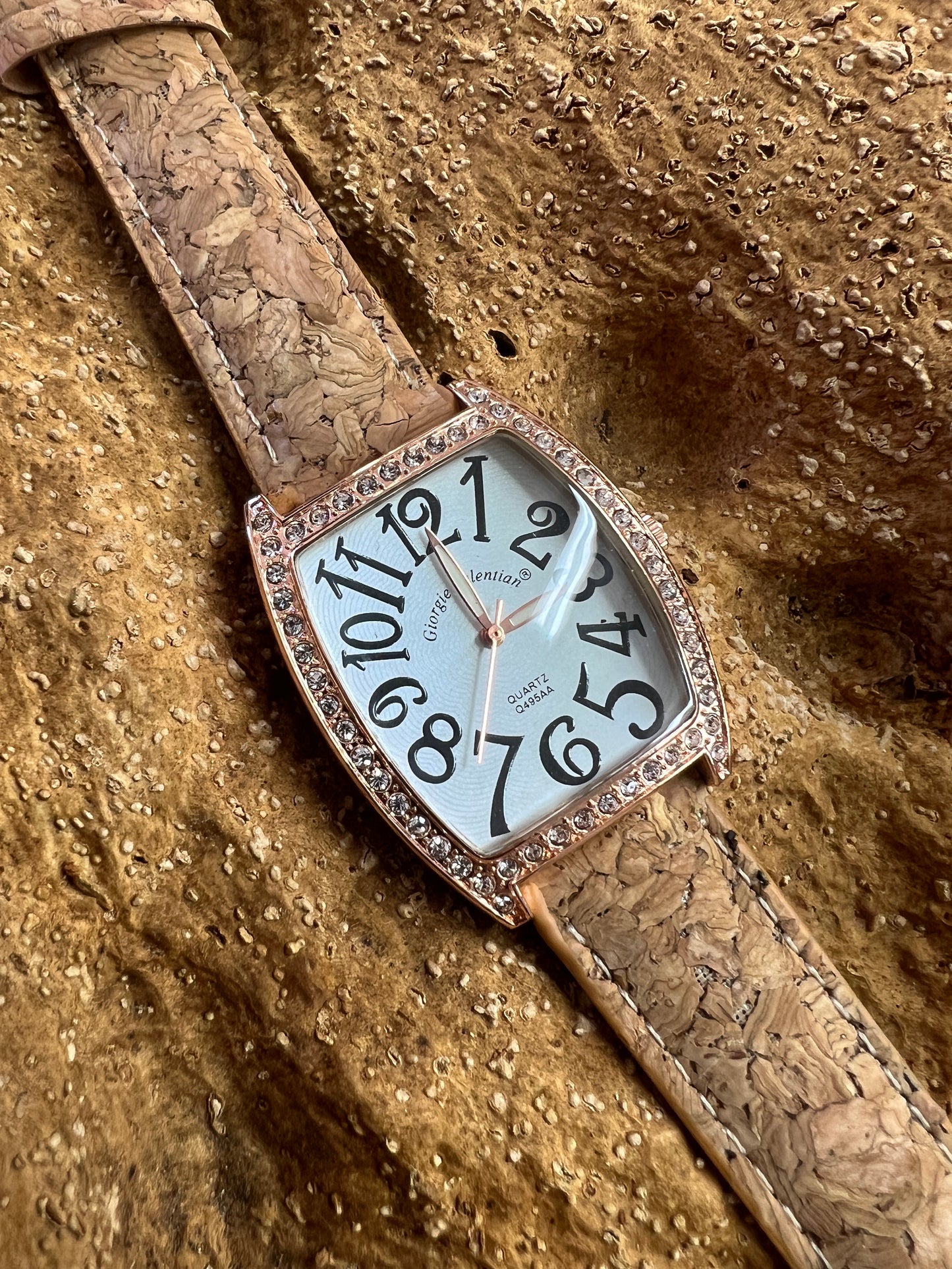 La montre avec bracelet en liège et cadran Rose Gold est une combinaison élégante de style et de durabilité. Le bracelet en liège naturel offre une sensation douce et agréable au poignet, tout en étant respectueux de l'environnement. 