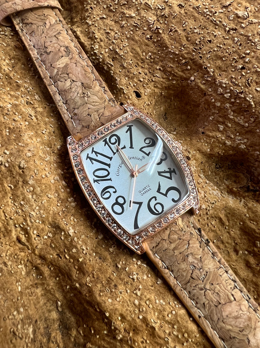 La montre avec bracelet en liège et cadran Rose Gold est une combinaison élégante de style et de durabilité. Le bracelet en liège naturel offre une sensation douce et agréable au poignet, tout en étant respectueux de l'environnement. 