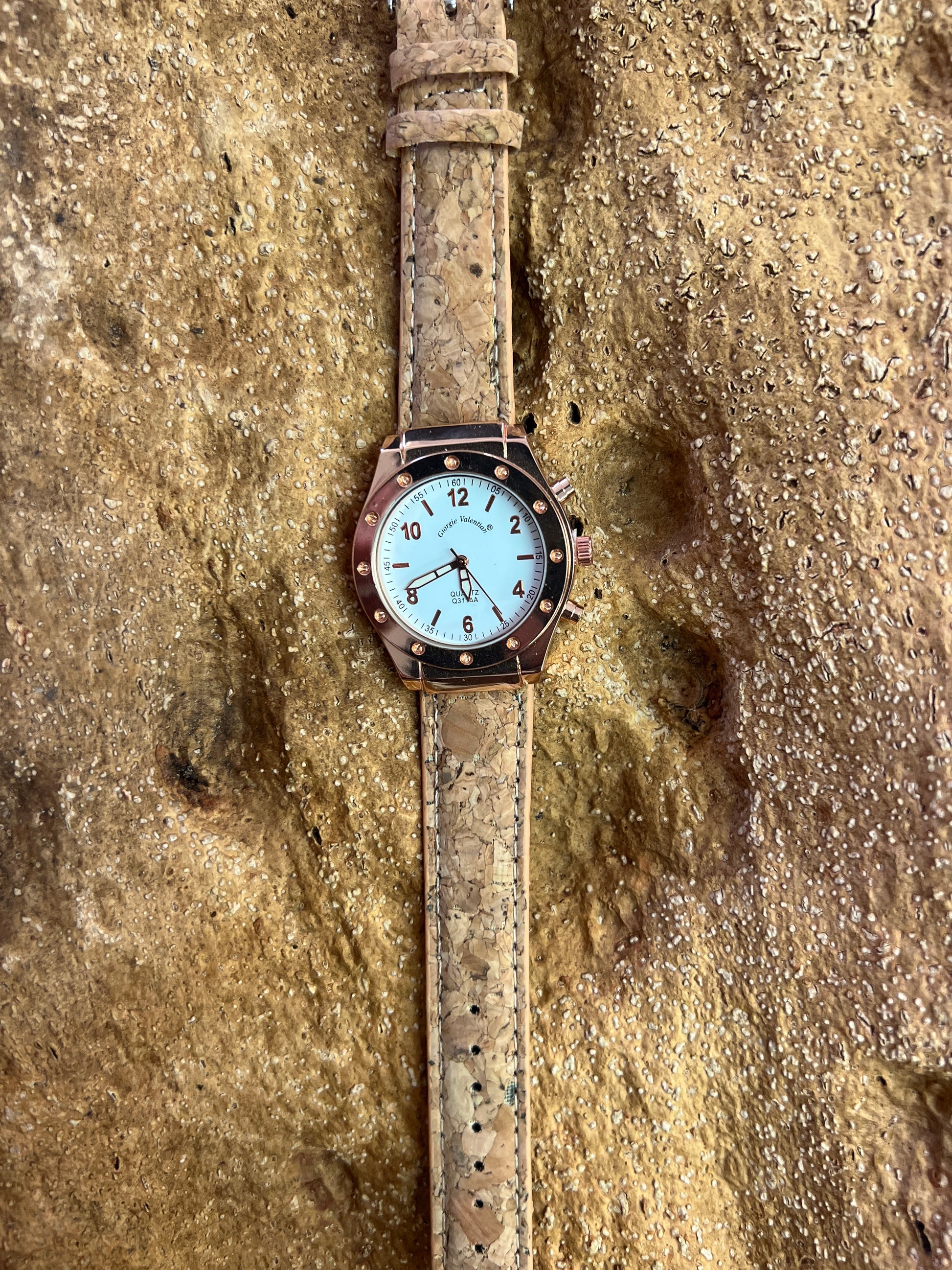 La montre avec bracelet en liège et cadran Rose Gold est une combinaison élégante de style et de durabilité. Le bracelet en liège naturel offre une sensation douce et agréable au poignet, tout en étant respectueux de l'environnement. 