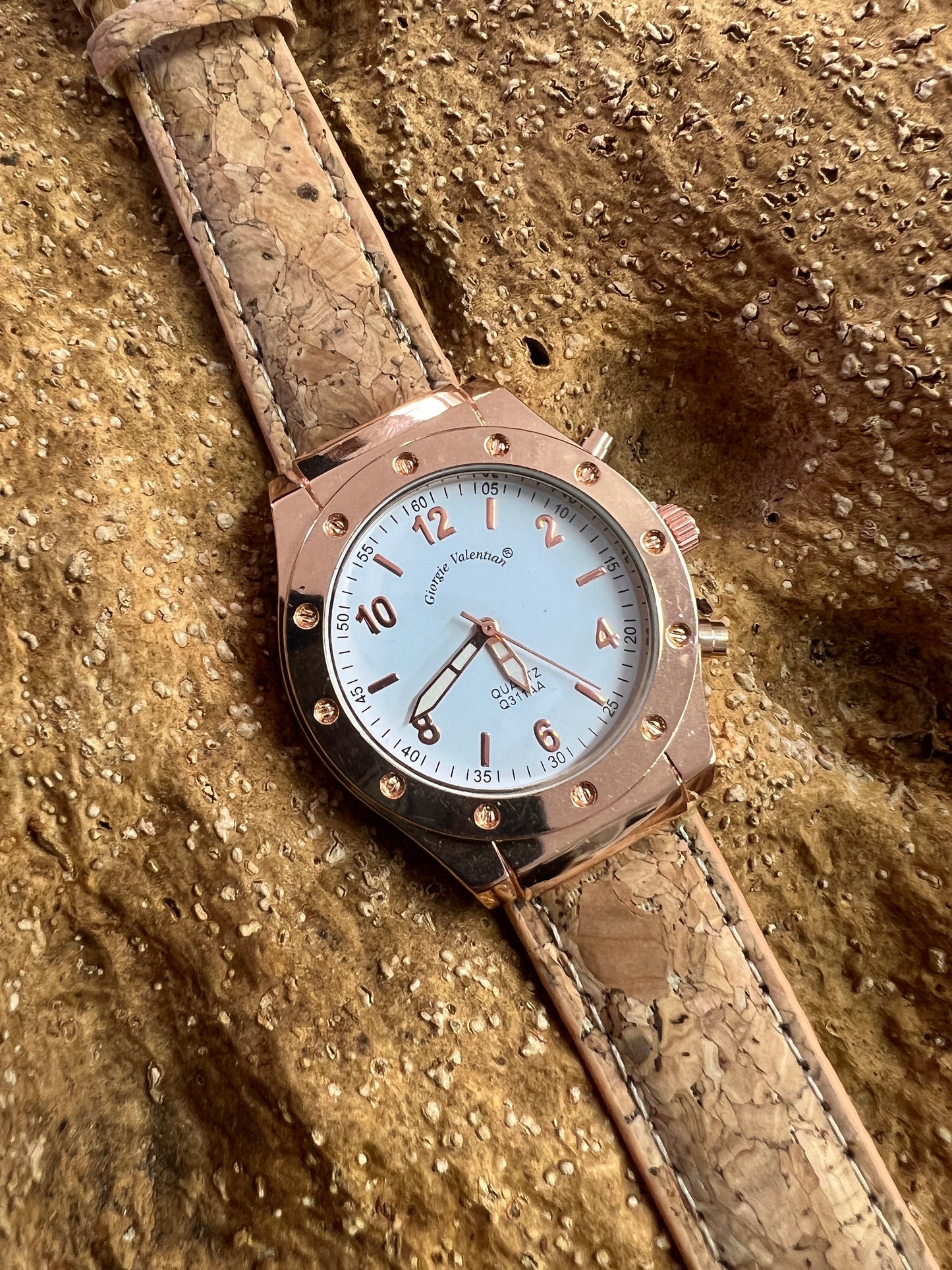 La montre avec bracelet en liège et cadran Rose Gold est une combinaison élégante de style et de durabilité. Le bracelet en liège naturel offre une sensation douce et agréable au poignet, tout en étant respectueux de l'environnement. 