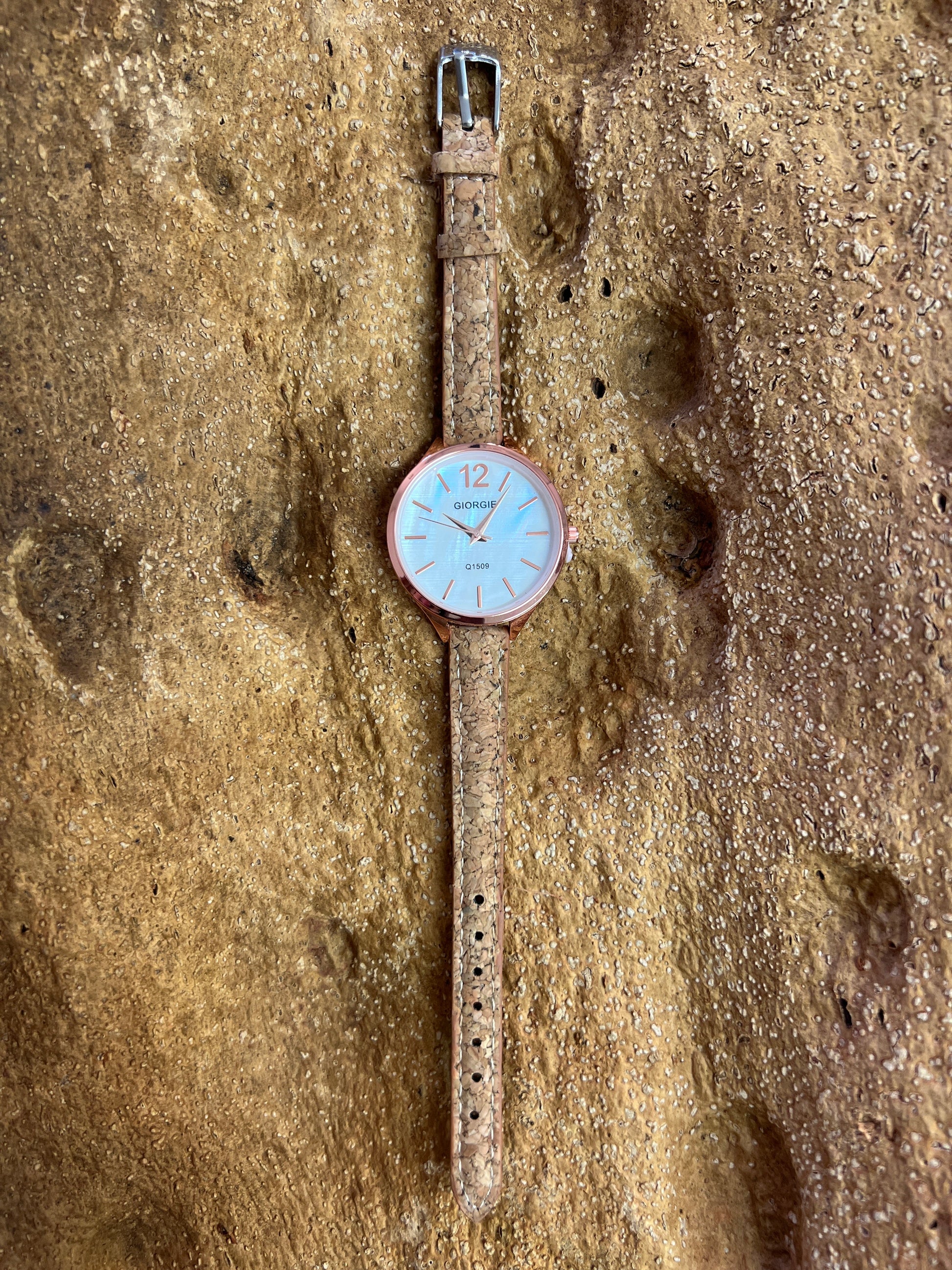 La montre avec bracelet en liège et cadran Rose Gold est une combinaison élégante de style et de durabilité. Le bracelet en liège naturel offre une sensation douce et agréable au poignet, tout en étant respectueux de l'environnement.