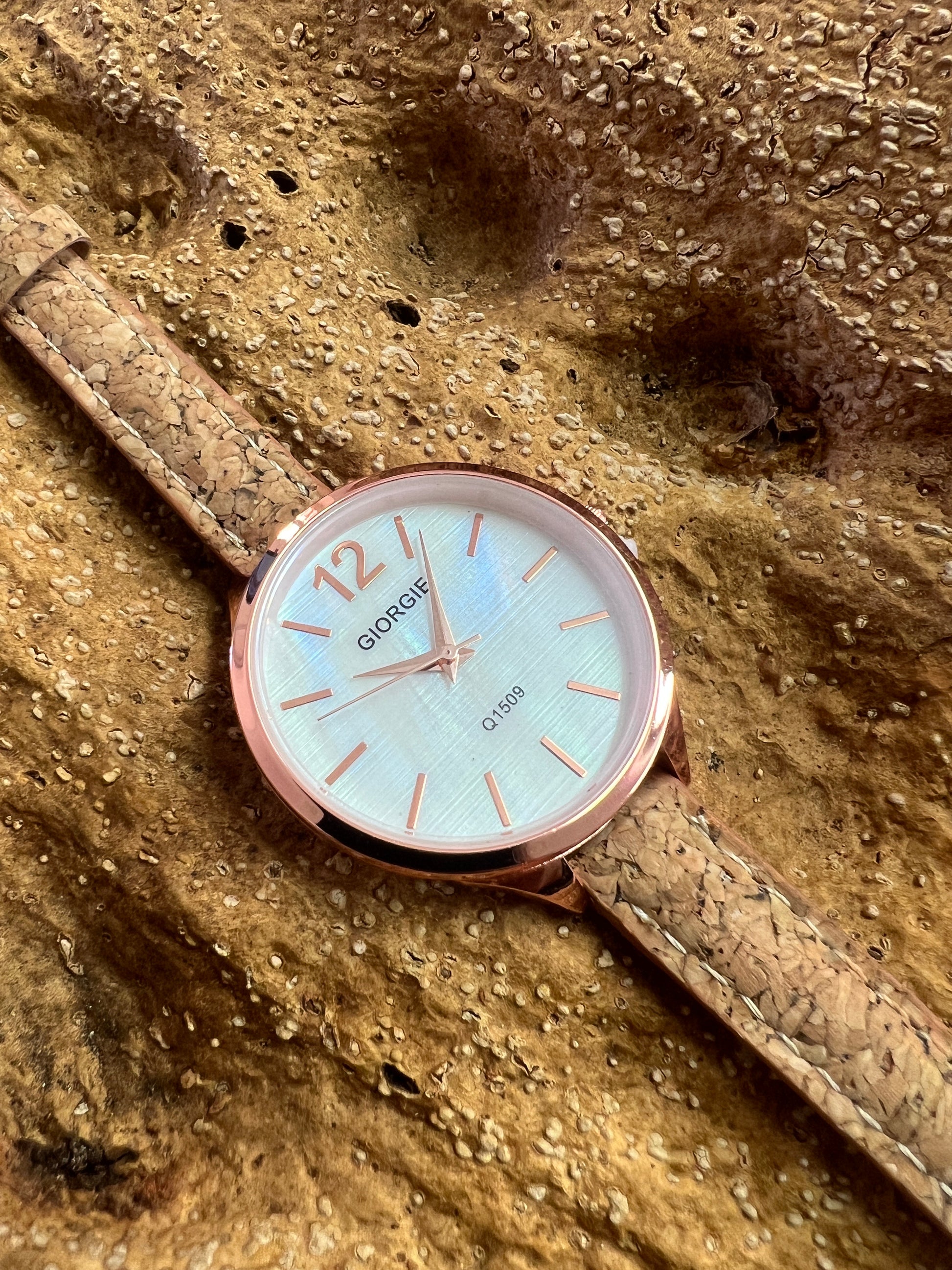 La montre avec bracelet en liège et cadran Rose Gold est une combinaison élégante de style et de durabilité. Le bracelet en liège naturel offre une sensation douce et agréable au poignet, tout en étant respectueux de l'environnement.