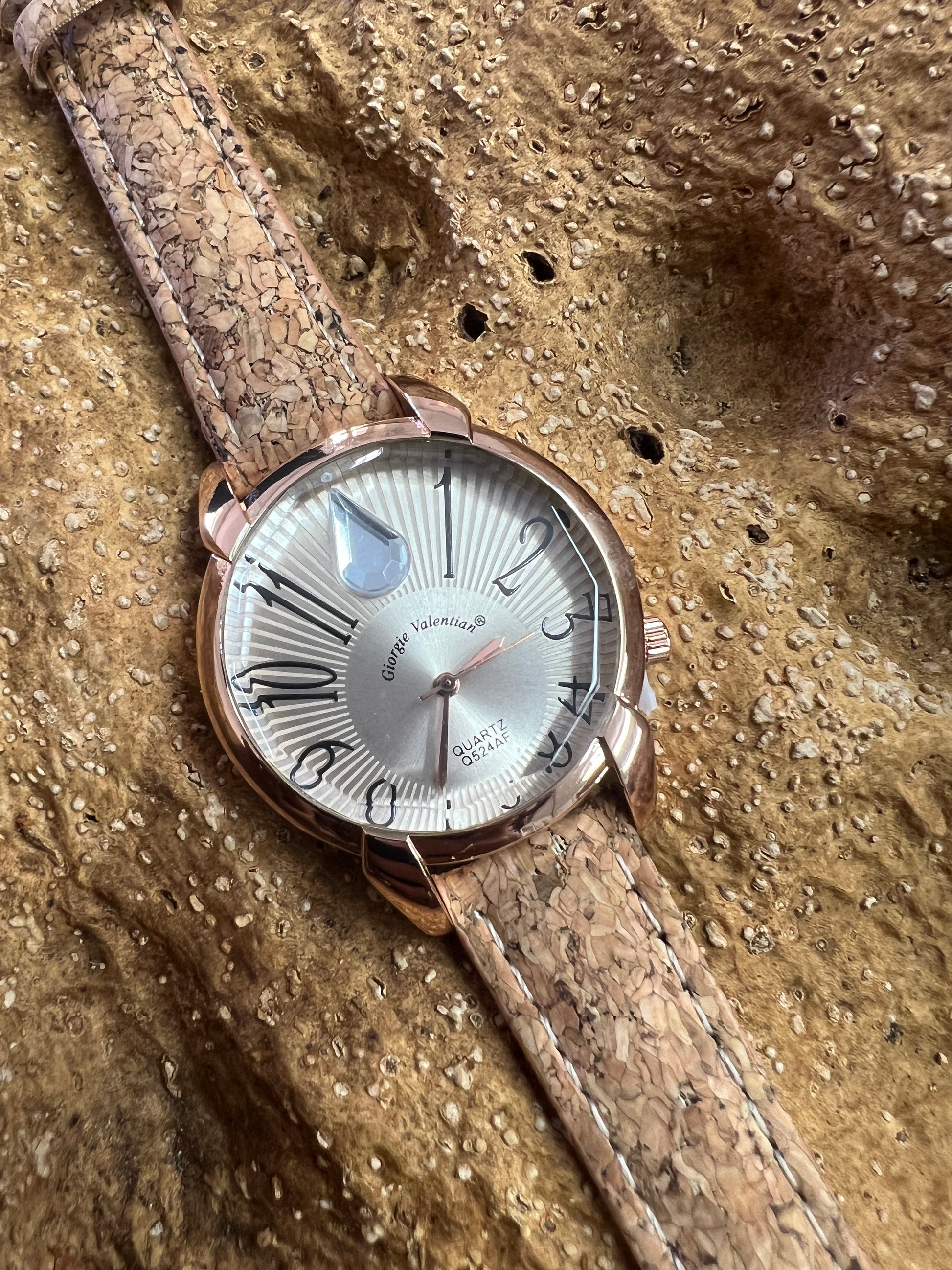 La montre avec bracelet en liège et cadran Rose Gold est une combinaison élégante de style et de durabilité. Le bracelet en liège naturel offre une sensation douce et agréable au poignet, tout en étant respectueux de l'environnement.