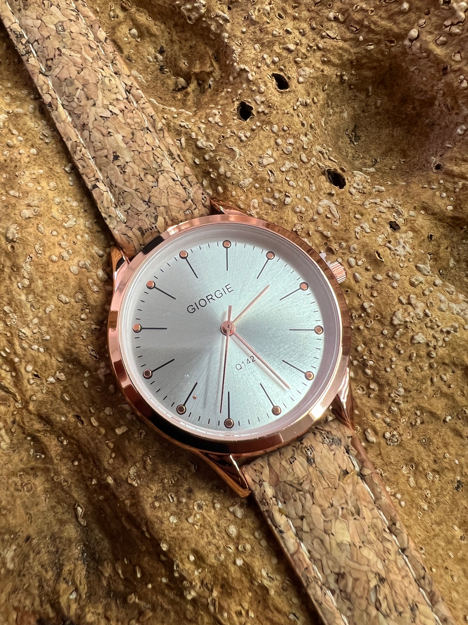 La montre avec bracelet en liège et cadran Rose Gold est une combinaison élégante de style et de durabilité. Le bracelet en liège naturel offre une sensation douce et agréable au poignet, tout en étant respectueux de l'environnement.