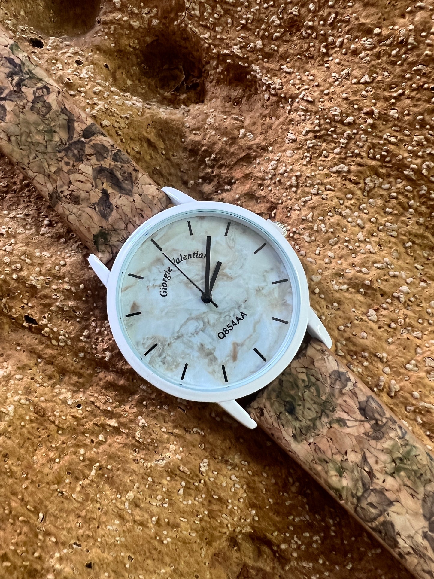 La montre avec bracelet en liège et cadran blanc est une combinaison élégante de style et de durabilité. Le bracelet en liège naturel offre une sensation douce et agréable au poignet, tout en étant respectueux de l'environnement.