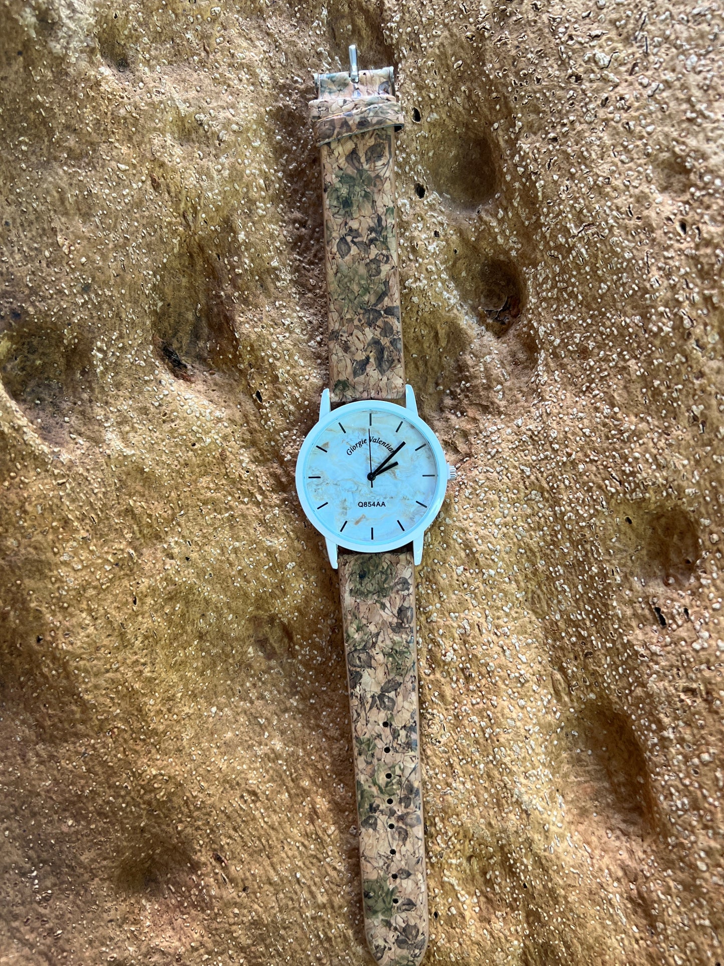 La montre avec bracelet en liège et cadran blanc est une combinaison élégante de style et de durabilité. Le bracelet en liège naturel offre une sensation douce et agréable au poignet, tout en étant respectueux de l'environnement.