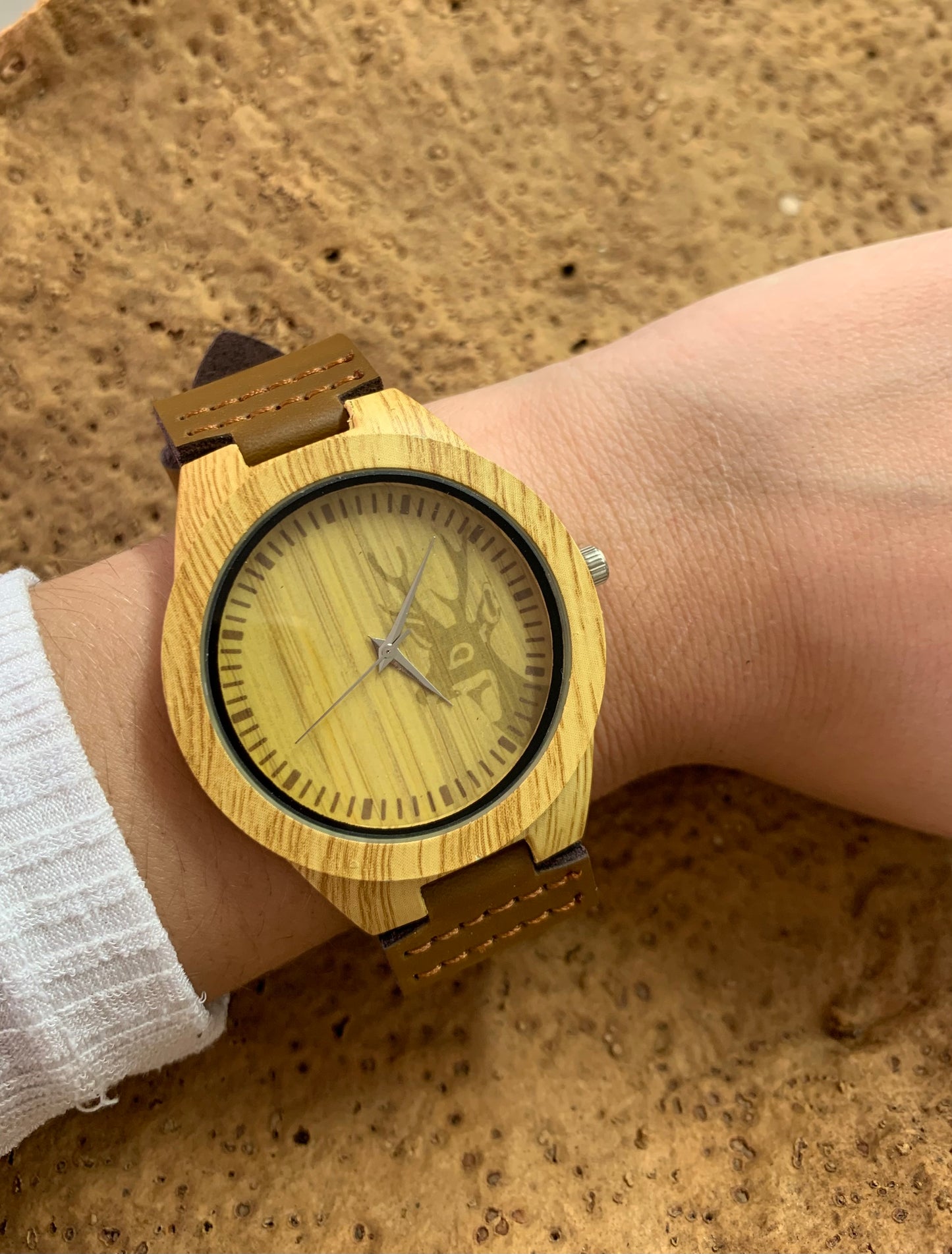 Montre liège cerf grande côté intérieur jaune cadran naturel porté