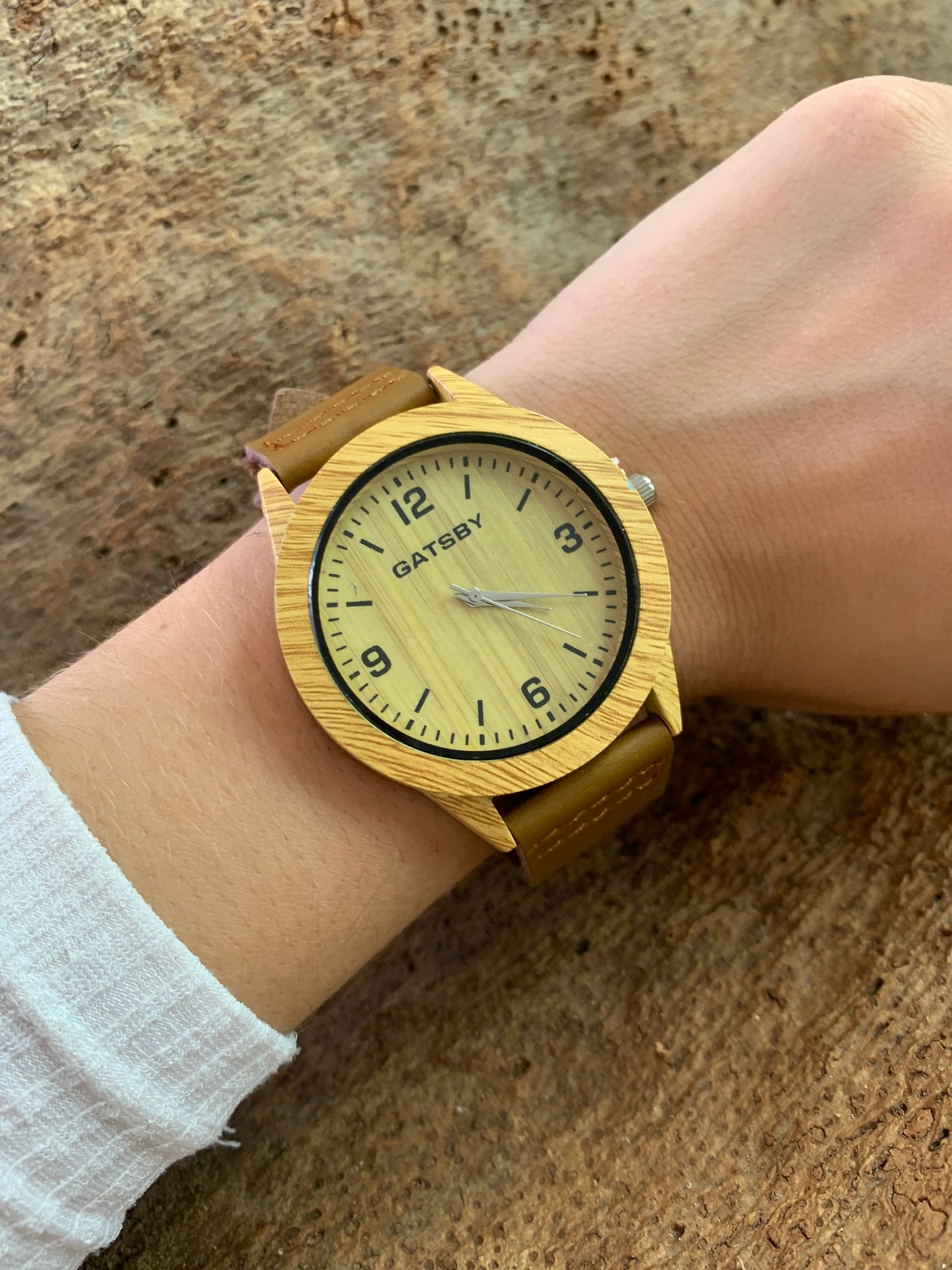 Montre grande gatsby liège cadran naturel intérieur jaune chiffre porté