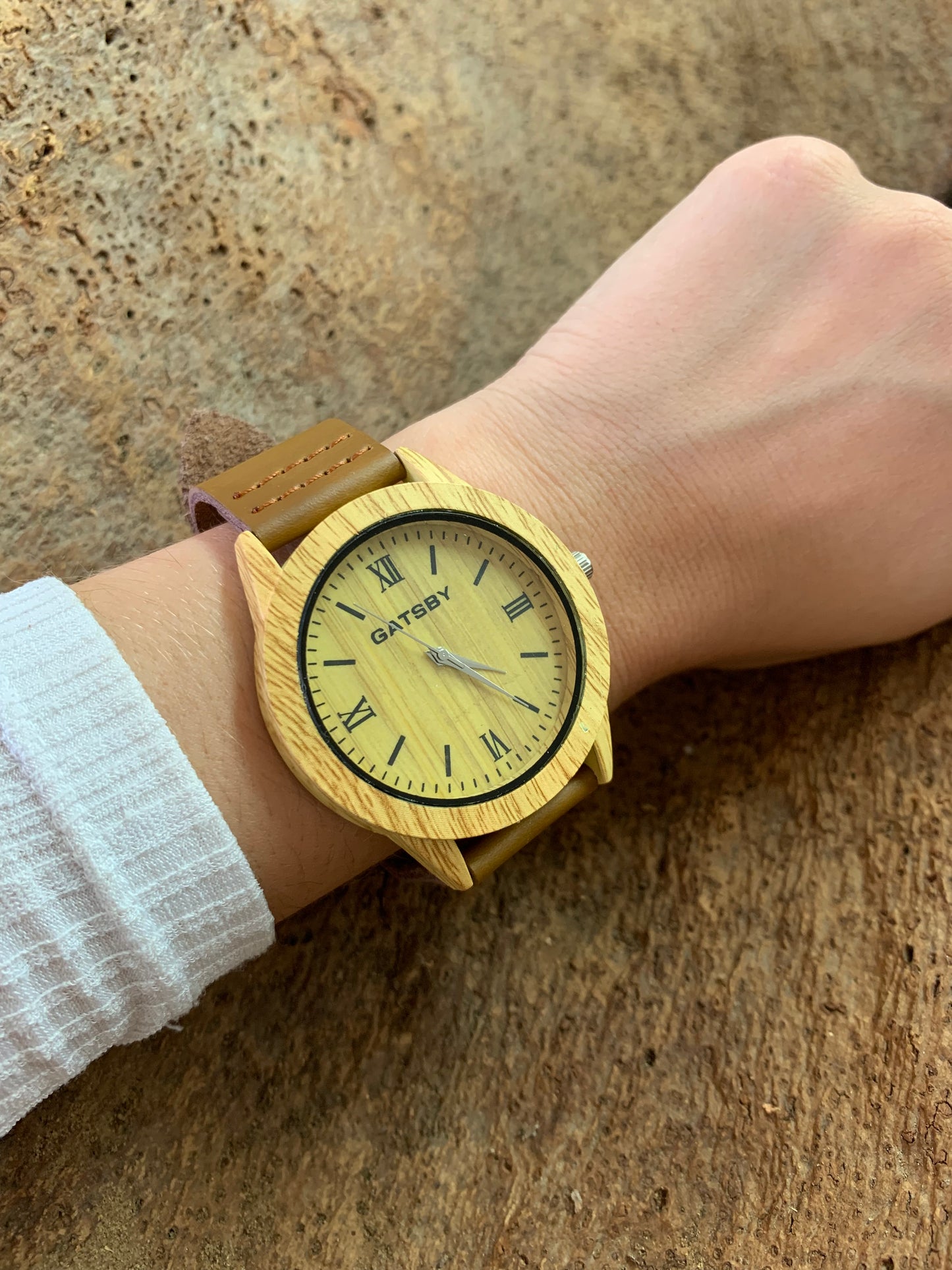 Montre grande gatsby liège cadran naturel intérieur jaune chiffre romain porté