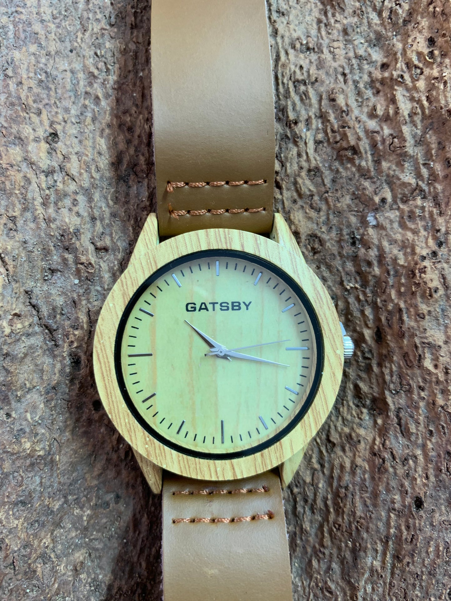 Montre grande gatsby liège cadran naturel intérieur jaune traits argent zoomé