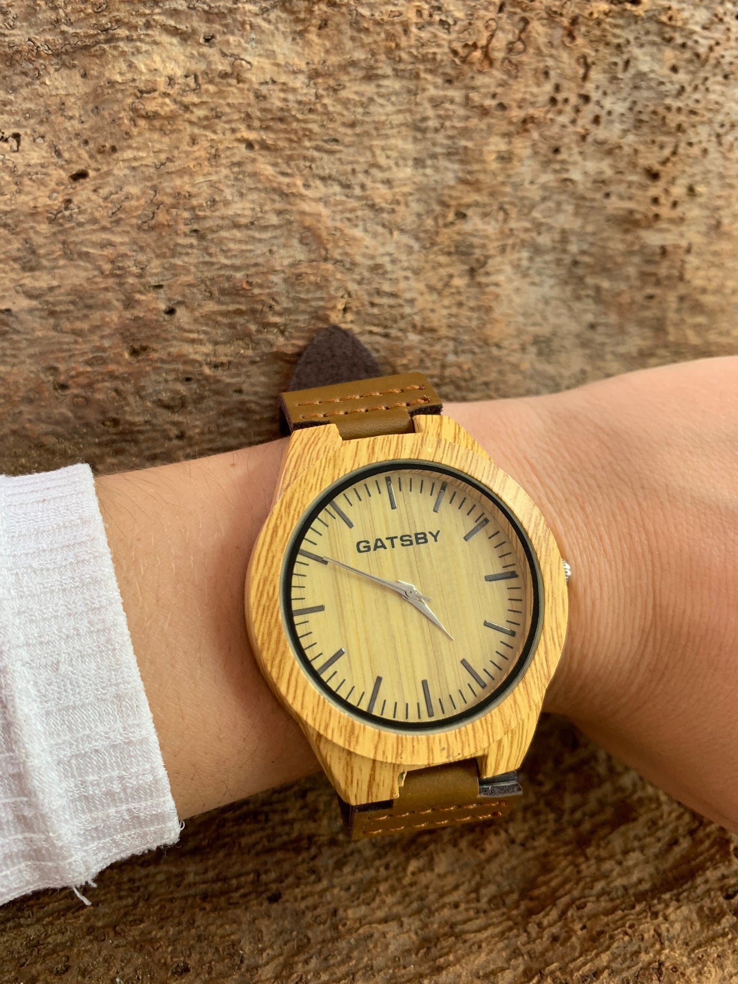 Montre grande gatsby liège cadran naturel intérieur jaune traits noirs porté