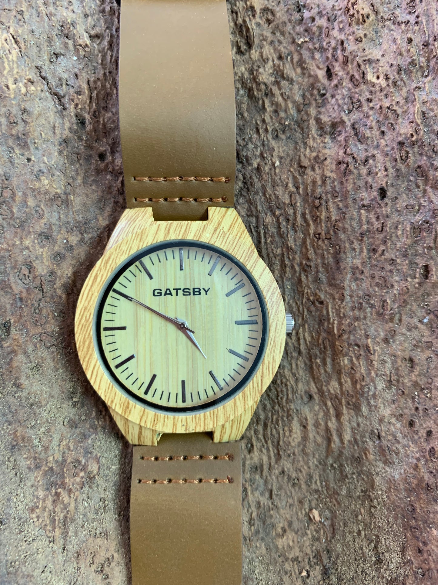 Montre grande gatsby liège cadran naturel intérieur jaune traits noirs zoomé