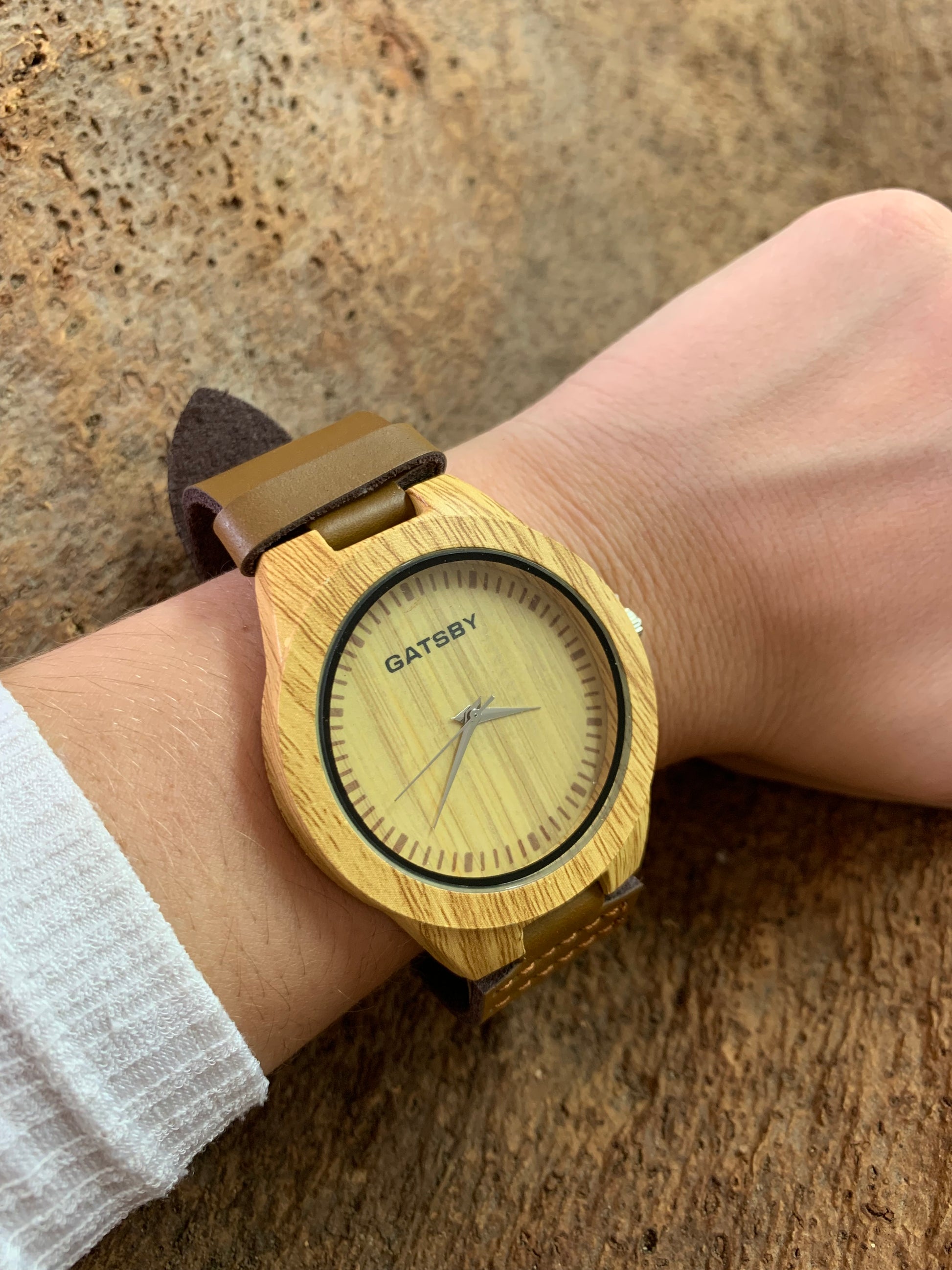 Montre grande gatsby liège cadran naturel intérieur jaune petits traits porté