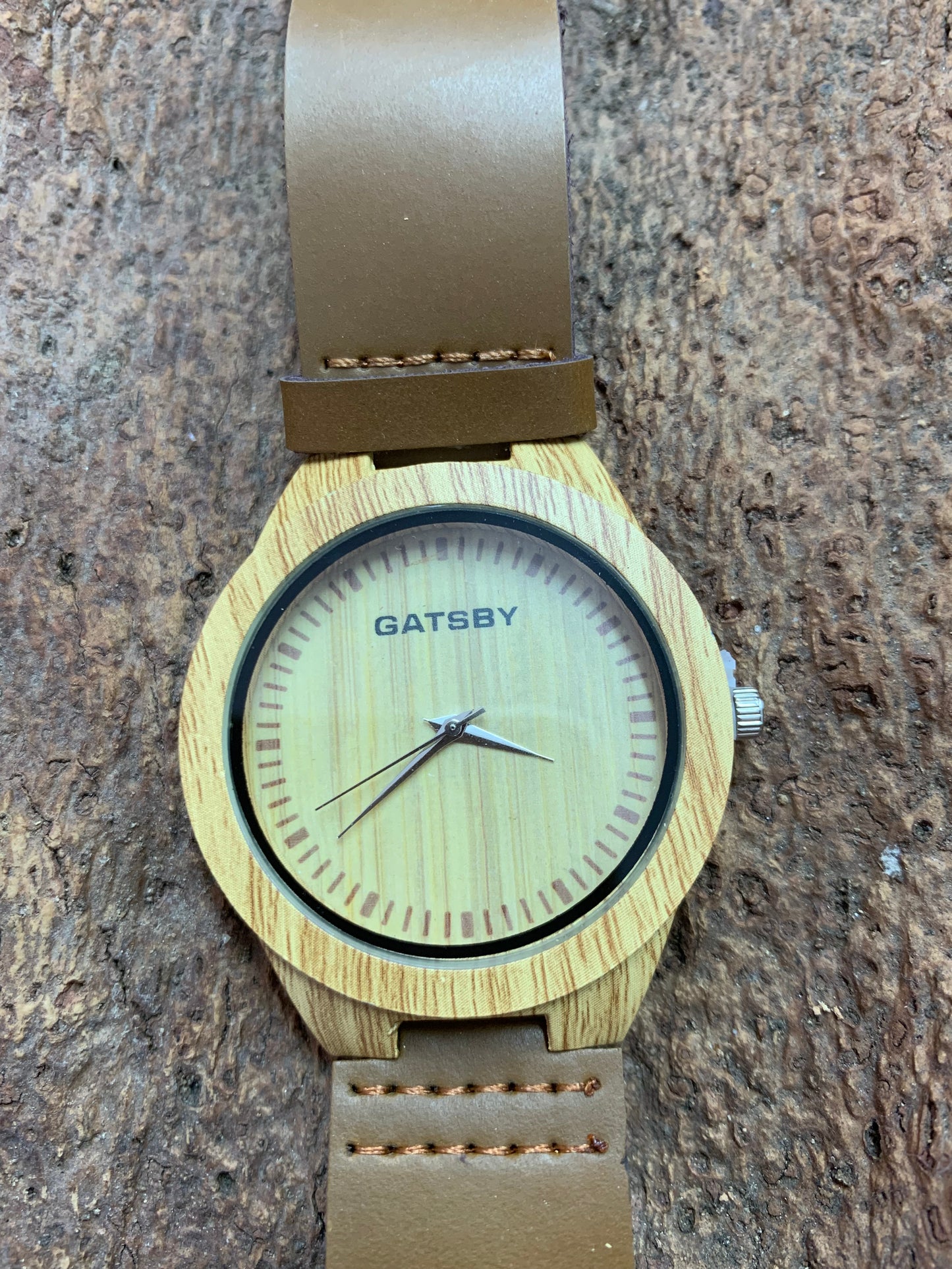 Montre grande gatsby liège cadran naturel intérieur jaune petits traits zoomé