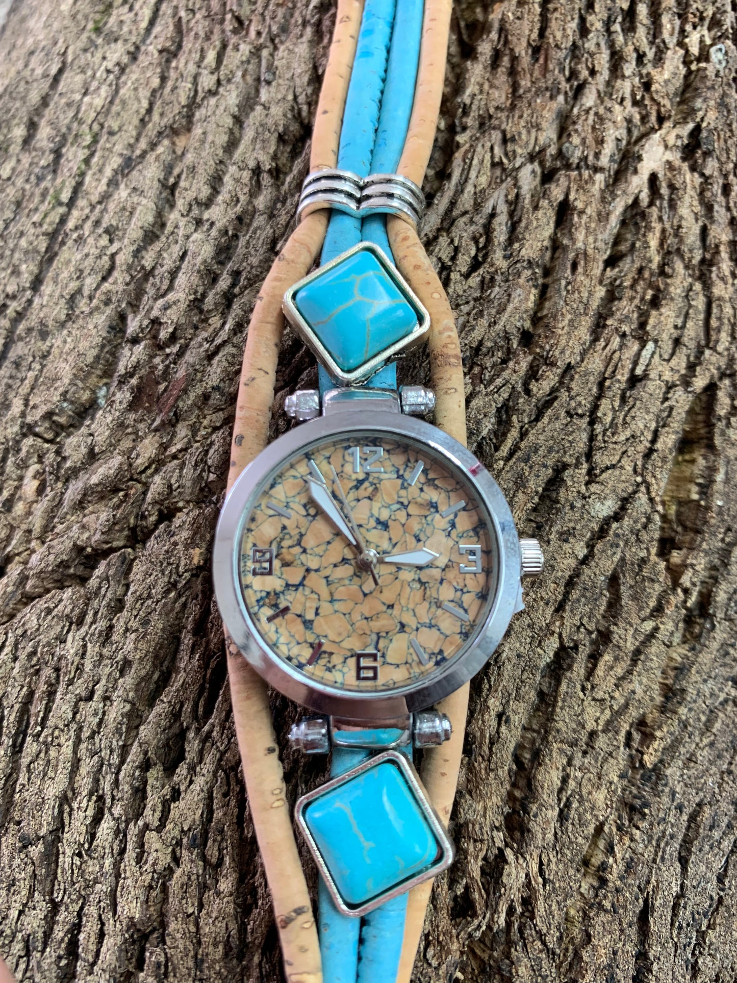 Montre perle carré bleu et bracelet liège cadran argent intérieur coloré zoomé