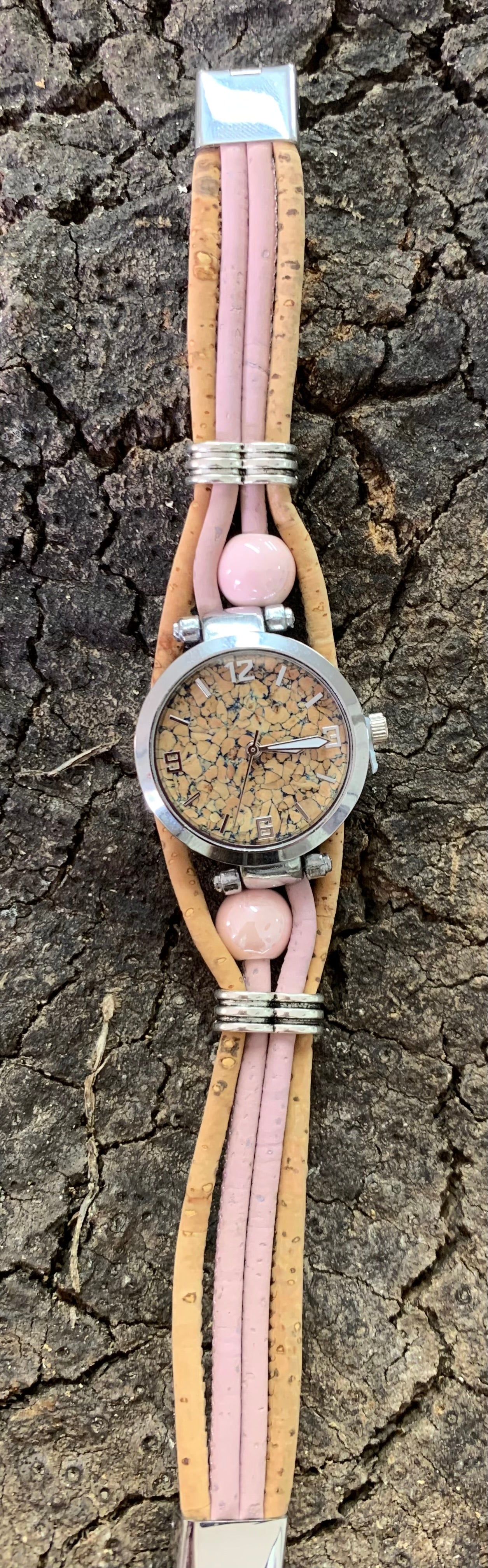 Montre perle et bracelet rose liège cadran argent intérieur coloré