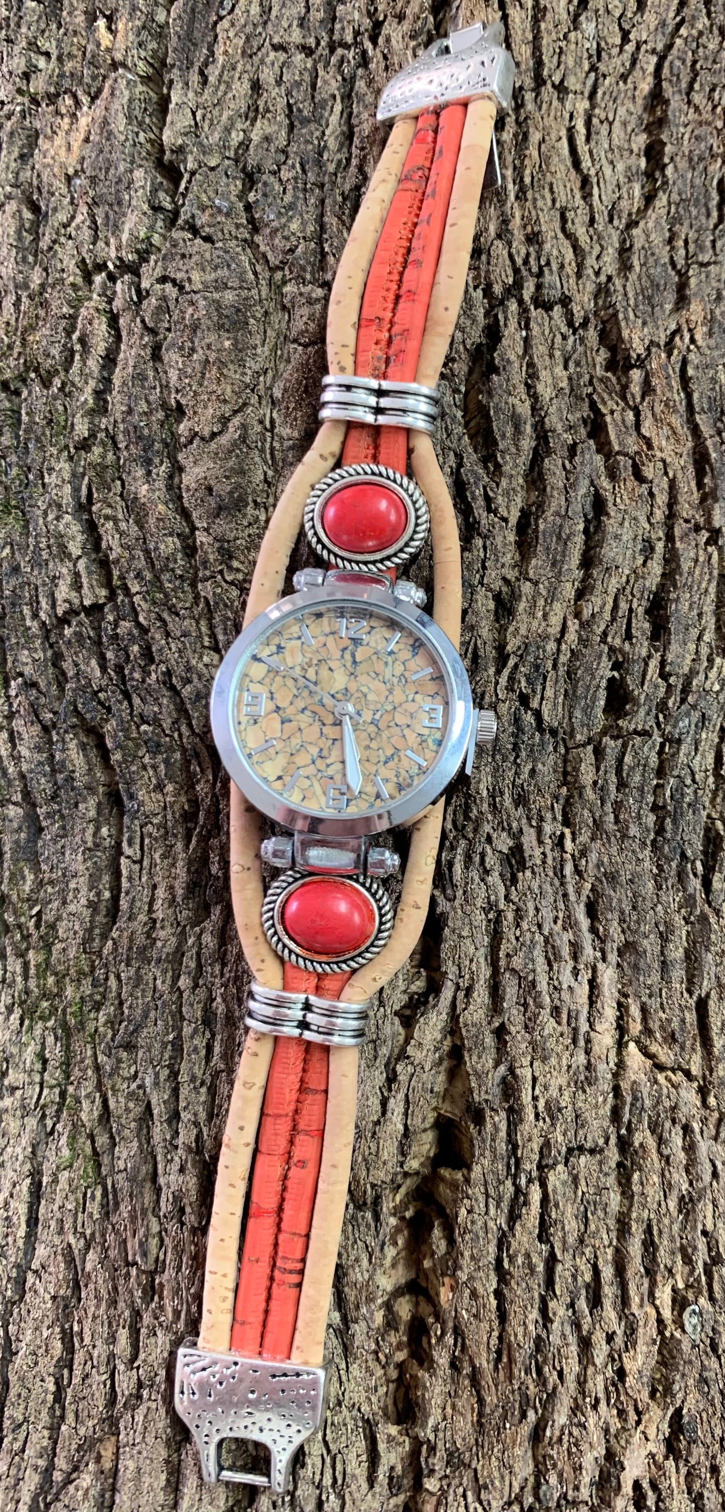 Montre perle et bracelet rouge liège cadran argent intérieur coloré