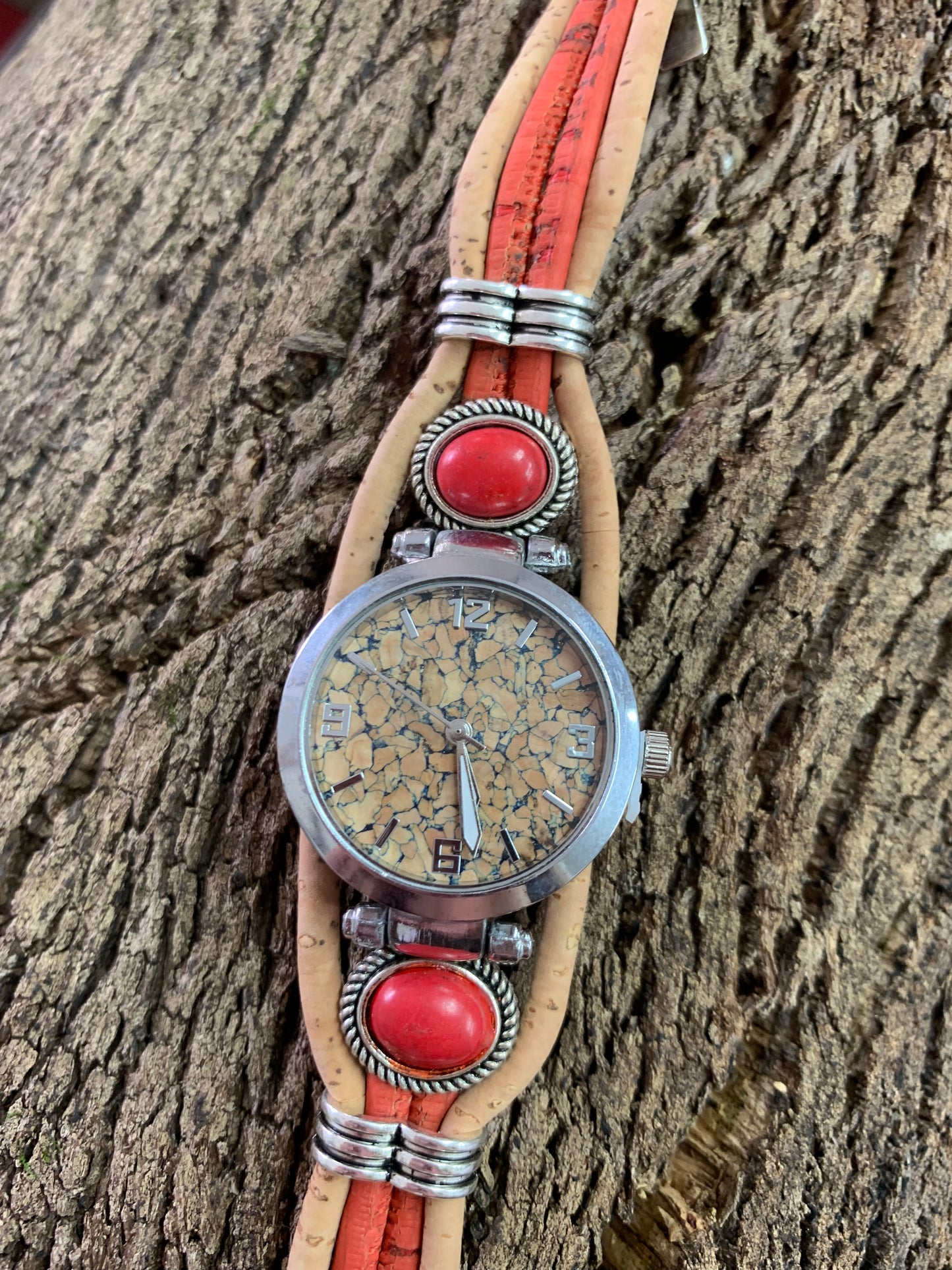 Montre perle et bracelet rouge liège cadran argent intérieur coloré zoomé