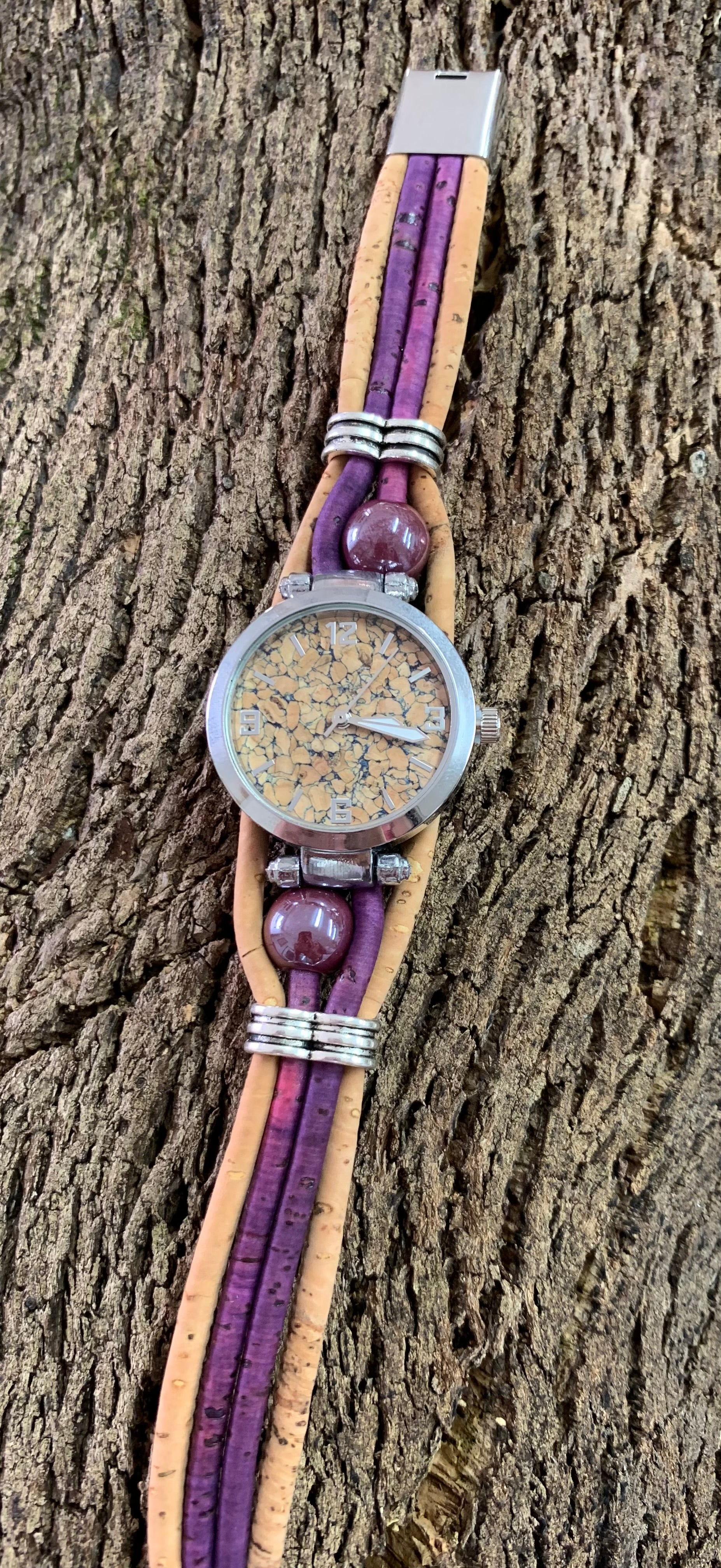 Montre perle et bracelet violet liège cadran argent intérieur coloré