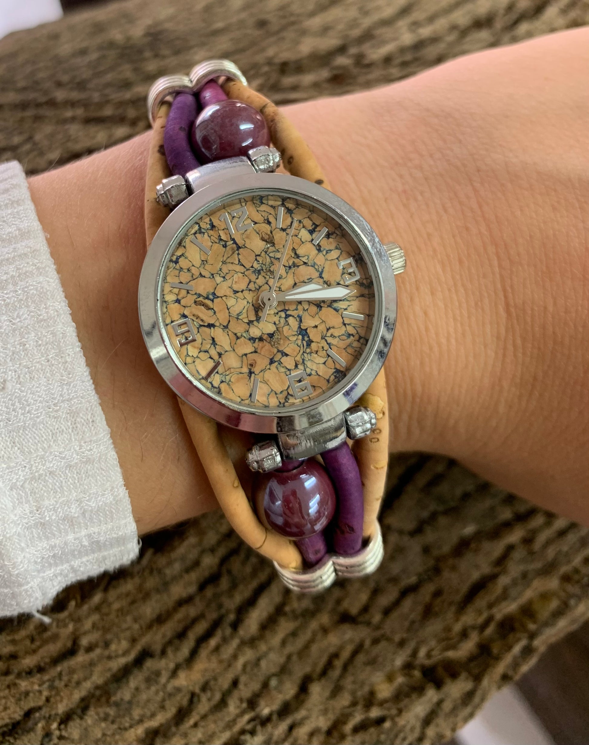 Montre perle et bracelet violet liège cadran argent intérieur coloré porté