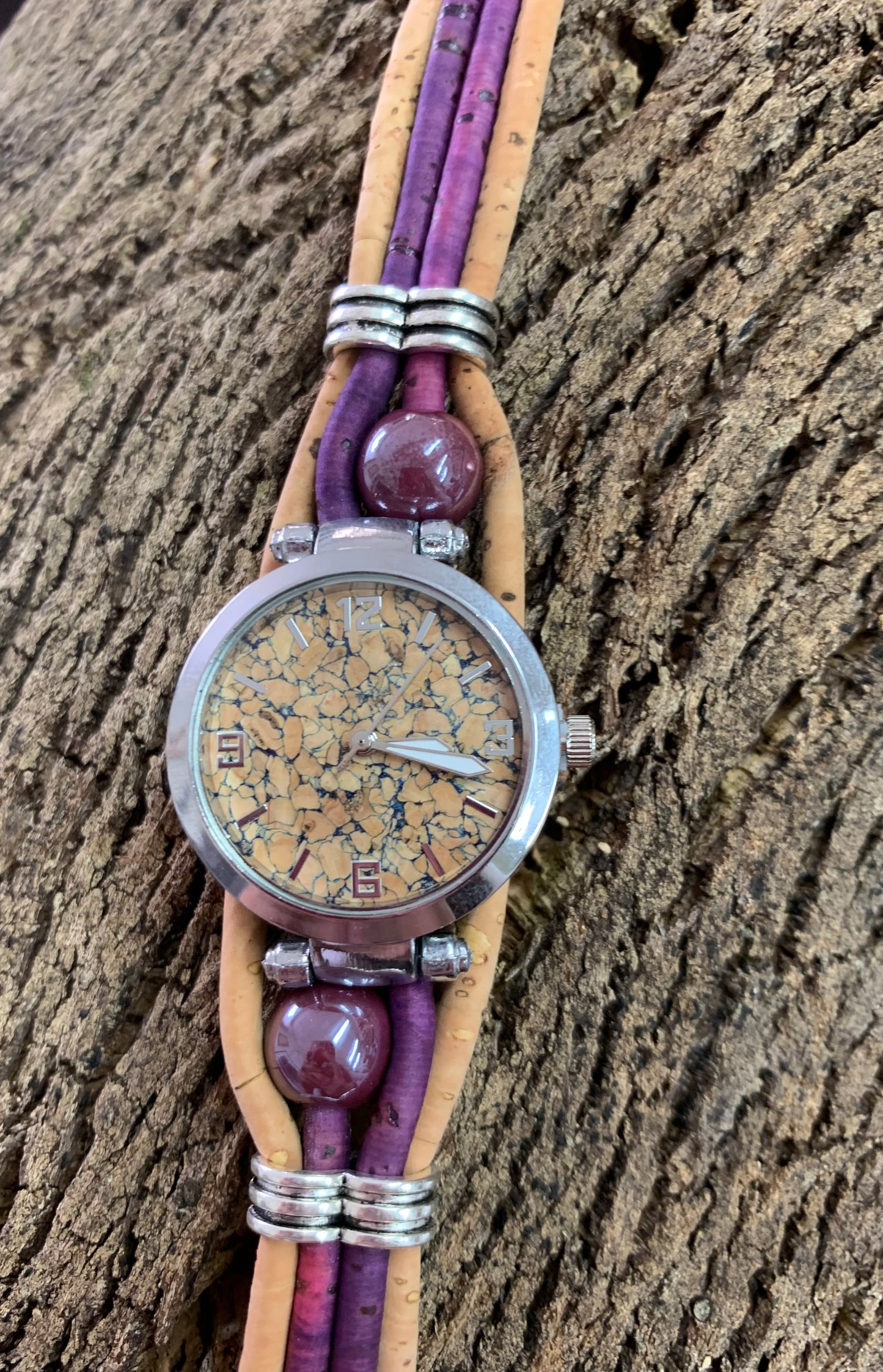 Montre perle et bracelet violet liège cadran argent intérieur coloré zoomé