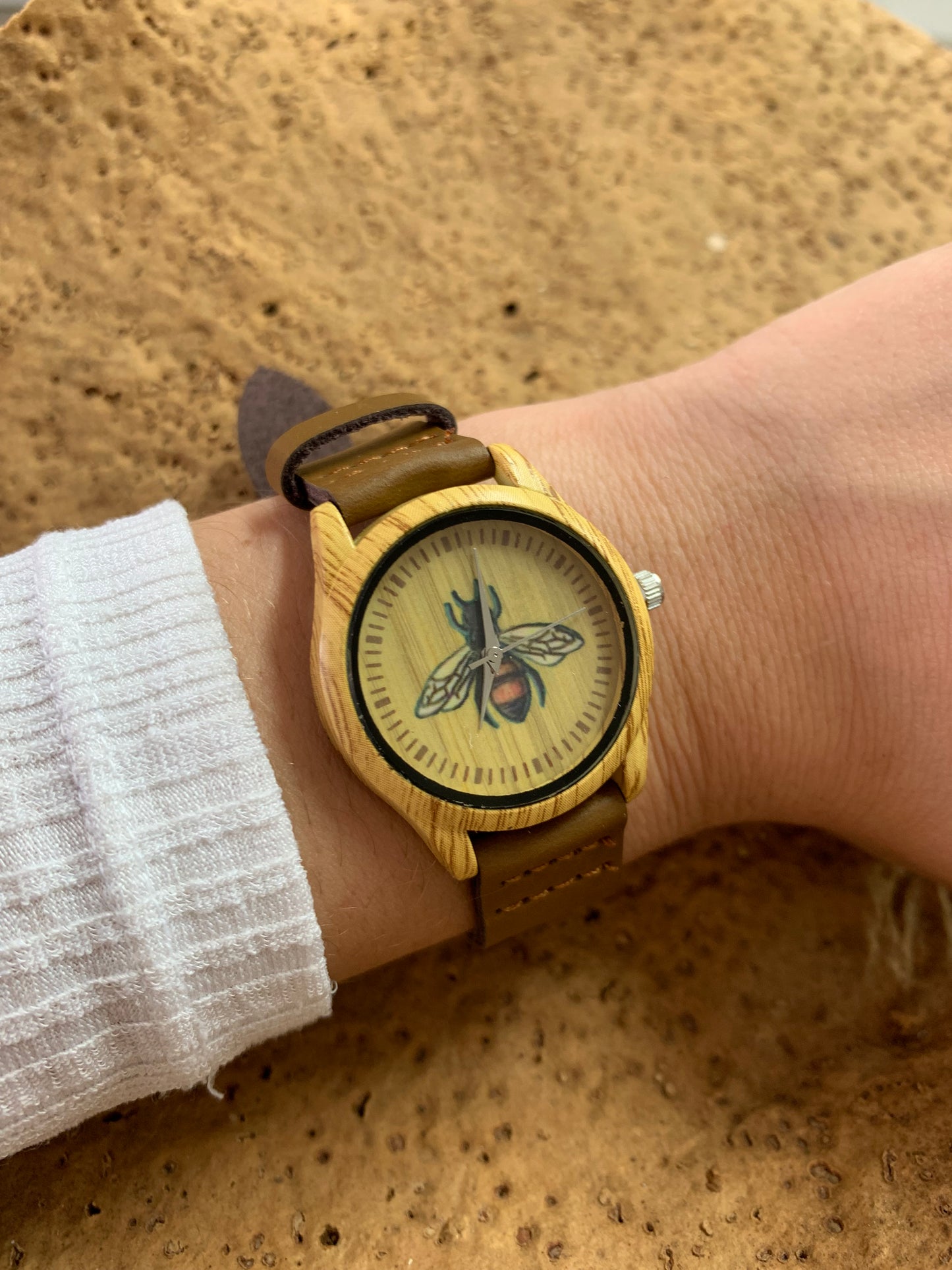 Montre petite abeille intérieur jaune porté