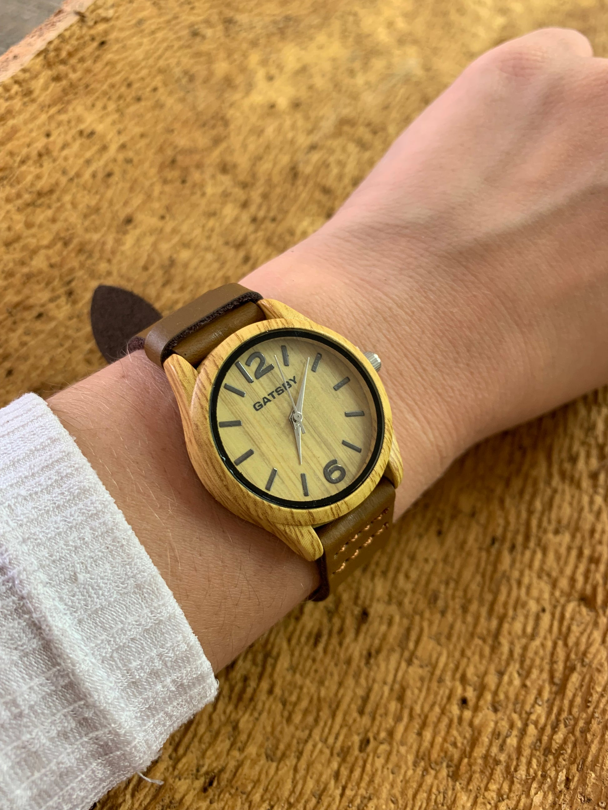 Montre liège petite gatsby chiffre bracelet foncé cadran naturel intérieur jaune porté