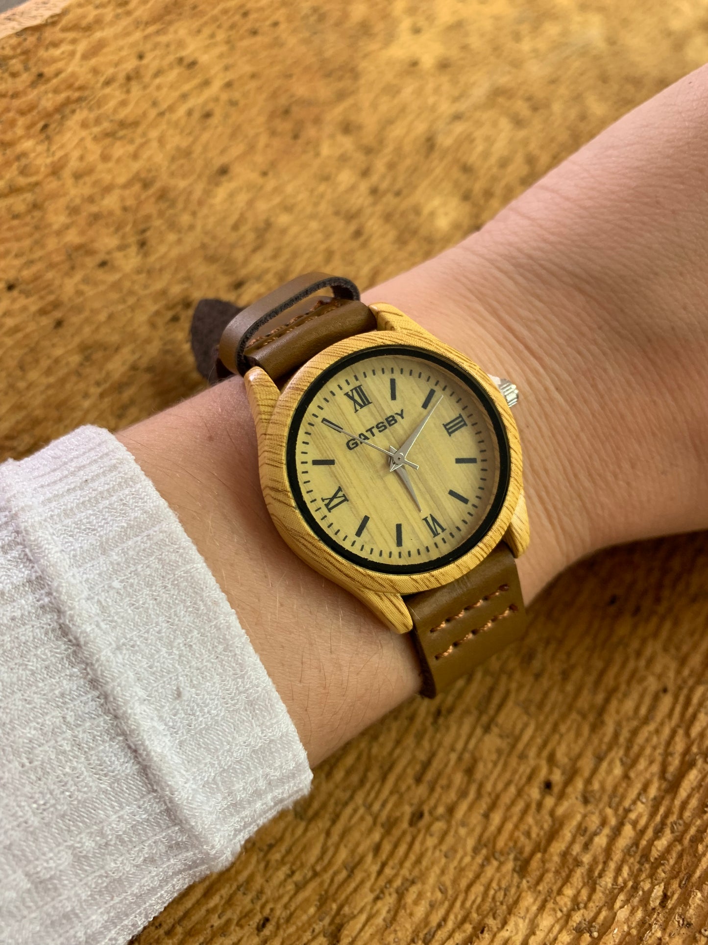 Montre liège petite gatsby chiffre romain cadran naturel intérieur jaune porté