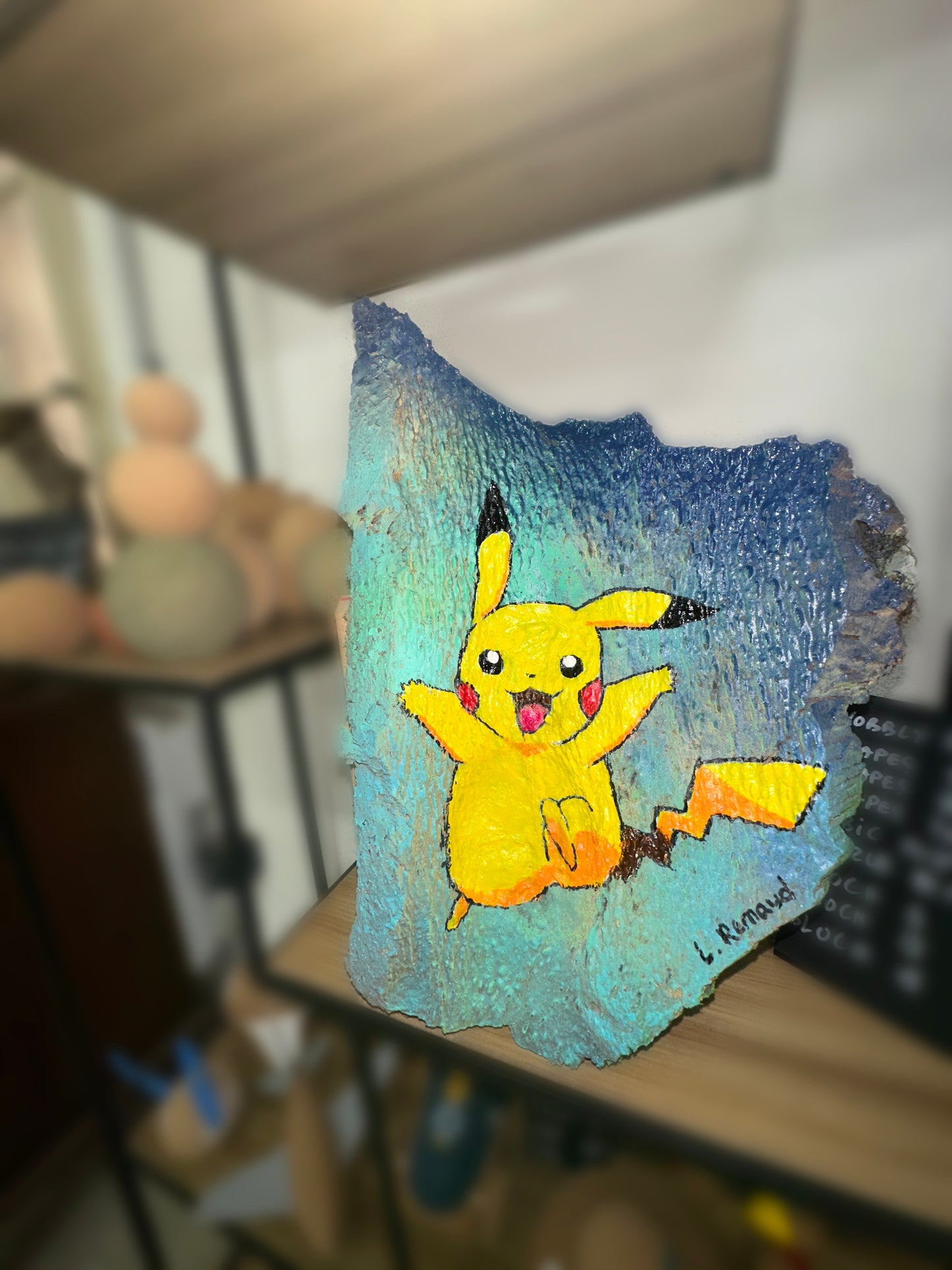 Plongez dans l'univers fantastique de Pokémon avec cette superbe peinture de Pikachu sur liège, une œuvre d'art qui émerveillera les amateurs de ces adorables créatures. Réalisée par Lorie Renaud , cette peinture unique célèbre l'emblématique Pikachu, l'un des Pokémon les plus aimés de tous les temps. Le liège, matériau écologique et plein de charme, offre à cette peinture une touche d'authenticité et de chaleur.