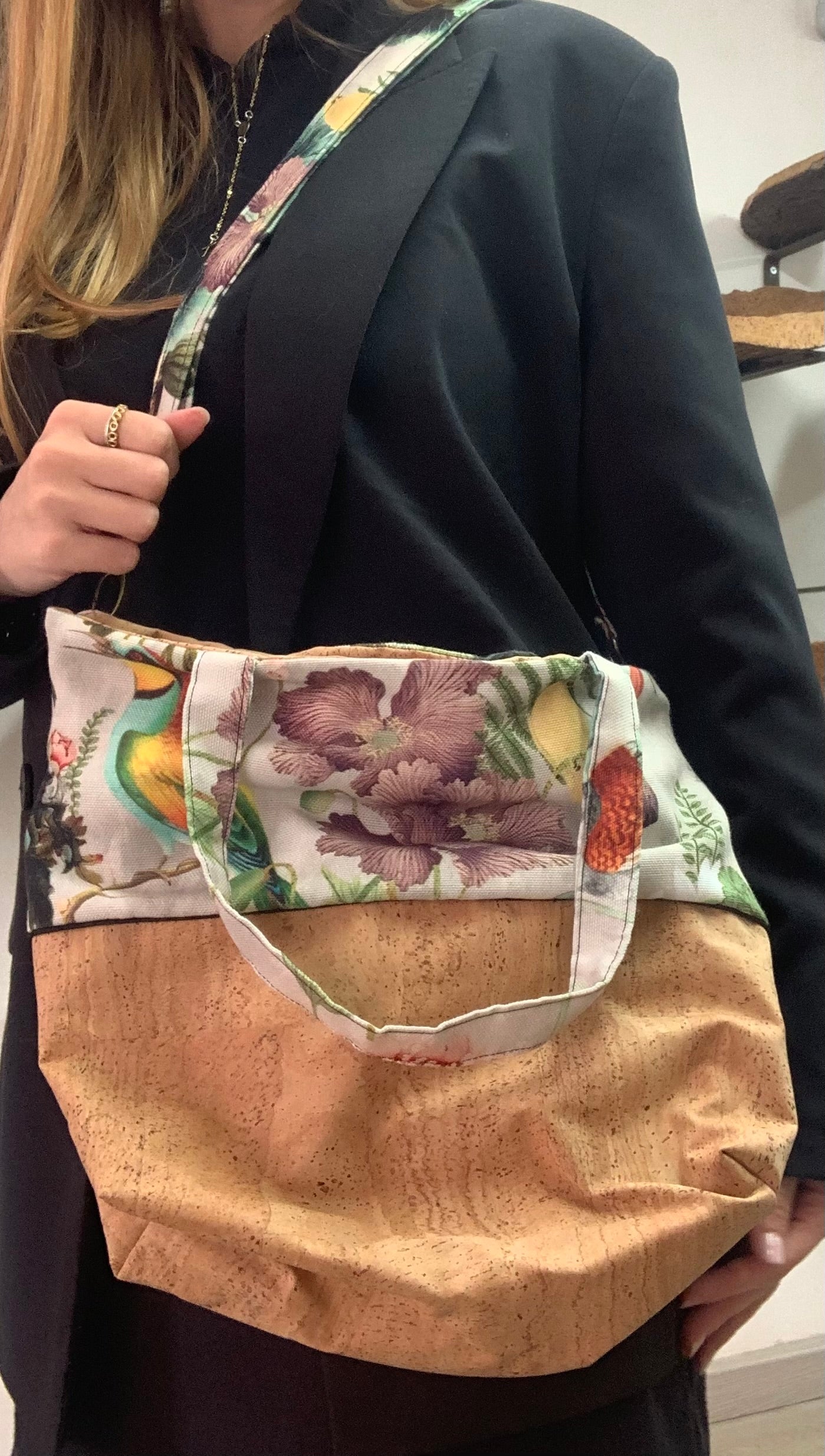 Petit sac à bandoulière et à main en liège ATHENA Floral porté