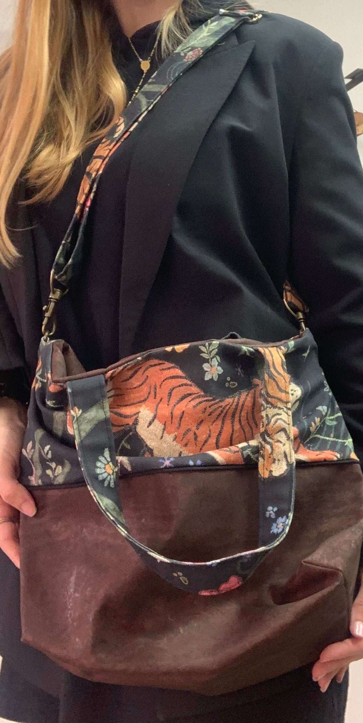 Petit sac à bandoulière et à main en liège ATHENA Tigre porté