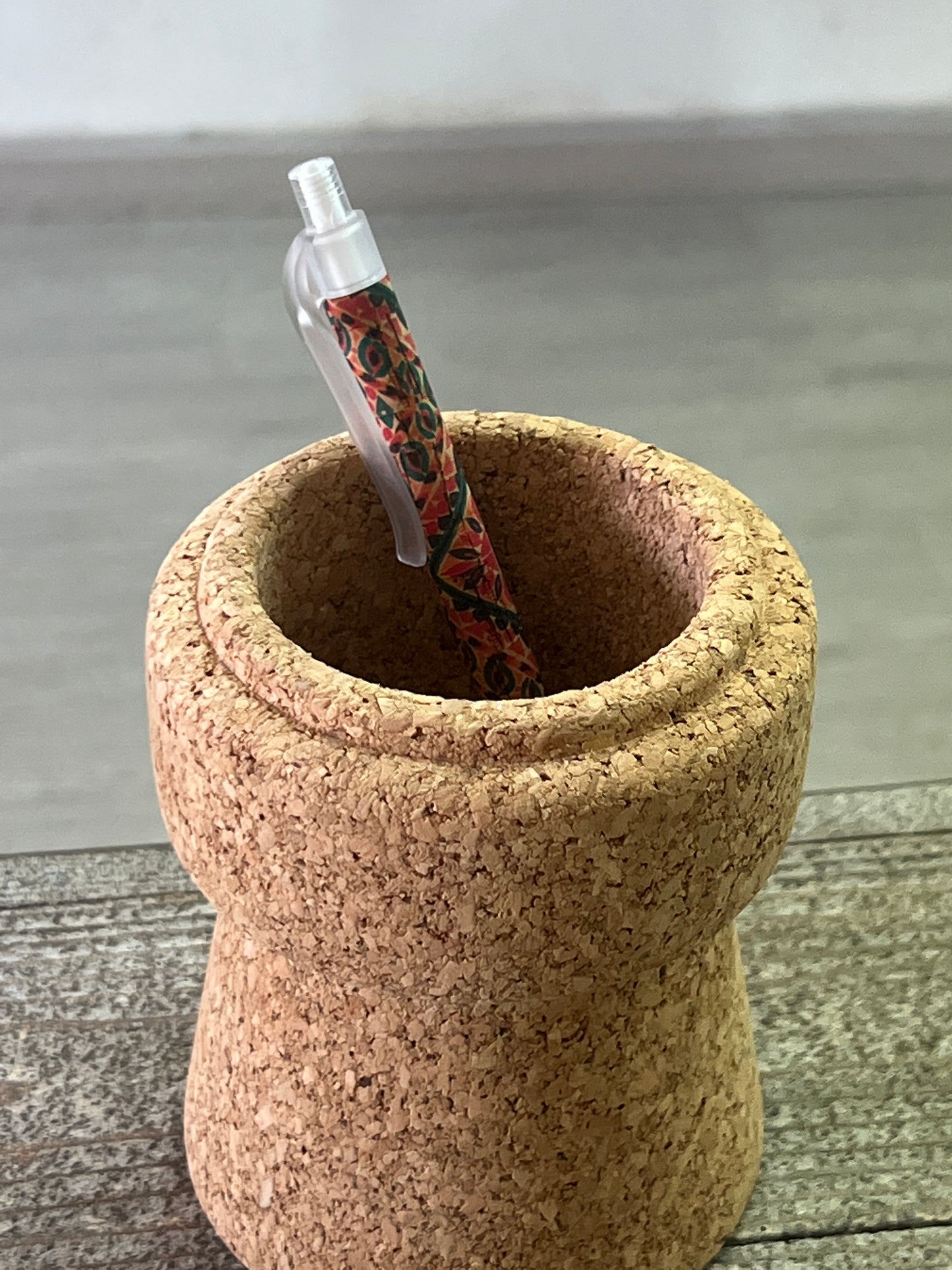 Le porte-stylo en liège est un accessoire pratique et esthétique pour organiser vos stylos et crayons. Fabriqué à partir de liège naturel, il présente une texture douce et agréable au toucher. Sa couleur naturelle et chaleureuse apporte une touche d'élégance à votre espace de travail. Avec ses compartiments bien définis, il offre un rangement fonctionnel pour vos instruments d'écriture, vous permettant de les garder à portée de main et de les trouver facilement.