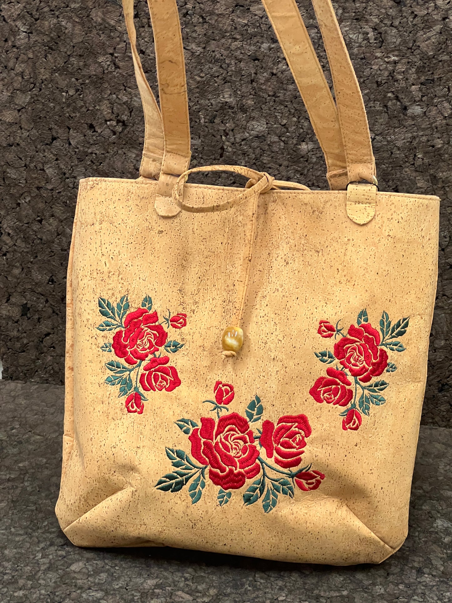 Découvrez l'élégance et l'originalité de ce cabas en cuir de liège éco-responsable, méticuleusement conçu par une talentueuse créatrice de Sardaigne. Ce sac arbore une magnifique broderie représentant des roses ajoutant une touche artistique et féminine. À l'intérieur, vous trouverez une doublure en tissu délicat, offrant une protection douce à vos effets personnels.