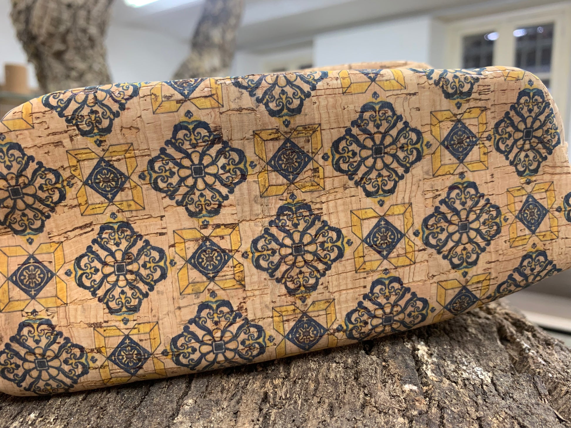 Trousse en liège Mandala jaune et bleu zoomé sur motifs