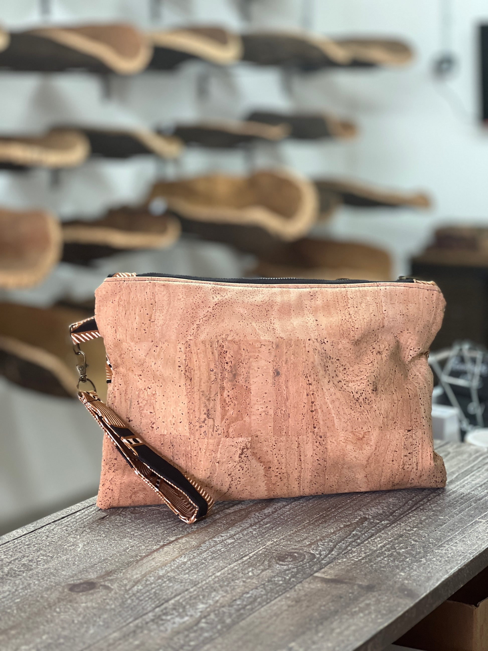 La pochette en cuir de liège, fabriquée à la main par une créatrice de Porto Vecchio, incarne un artisanat authentique et unique. Elle présente une combinaison de couleurs bi-couleur, mettant en valeur la beauté naturelle du cuir de liège. Le devant de la pochette est orné d'un motif de feuillage, ajoutant une touche artistique et inspirée par la nature. 