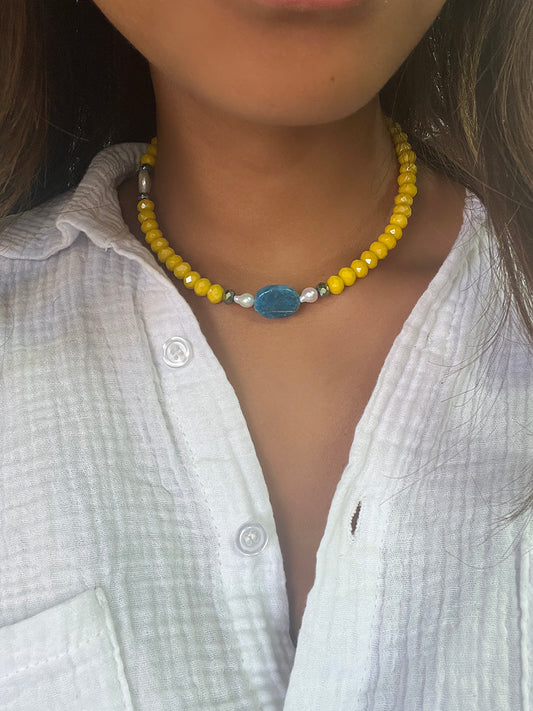 Le collier de la marque Citron Caviar est une pièce unique, faite à la main par une créatrice de Porto Vecchio. Il présente une combinaison de différentes pierres précieuses et semi-précieuses, offrant un design raffiné et intemporel. Chaque collier est une véritable œuvre d'art, témoignant du savoir-faire et de la passion investis dans sa création. C'est un bijou qui célèbre la beauté de la nature et exprime votre individualité avec élégance.