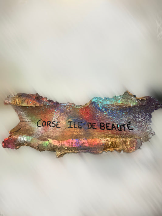 . Réalisée avec passion et dévotion par Lorie Renaud imprégné de la beauté de la Corse, cette peinture sur liège est bien plus qu'une simple œuvre d'art. Le liège corse, choisi avec soin pour sa provenance locale et sa durabilité, apporte une touche authentique à l'œuvre. Les couleurs vibrantes et les détails saisissants de cette peinture vous plongent dans une expérience visuelle immersive, évoquant les émotions uniques que procure la découverte de la Corse.