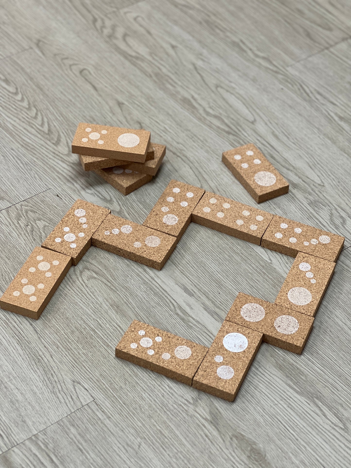 La boîte de 15 dominos en liège est un outil éducatif idéal pour familiariser les enfants avec les chiffres. Chaque domino est fabriqué en liège naturel et doux, offrant une sensation tactile agréable lors de la manipulation.